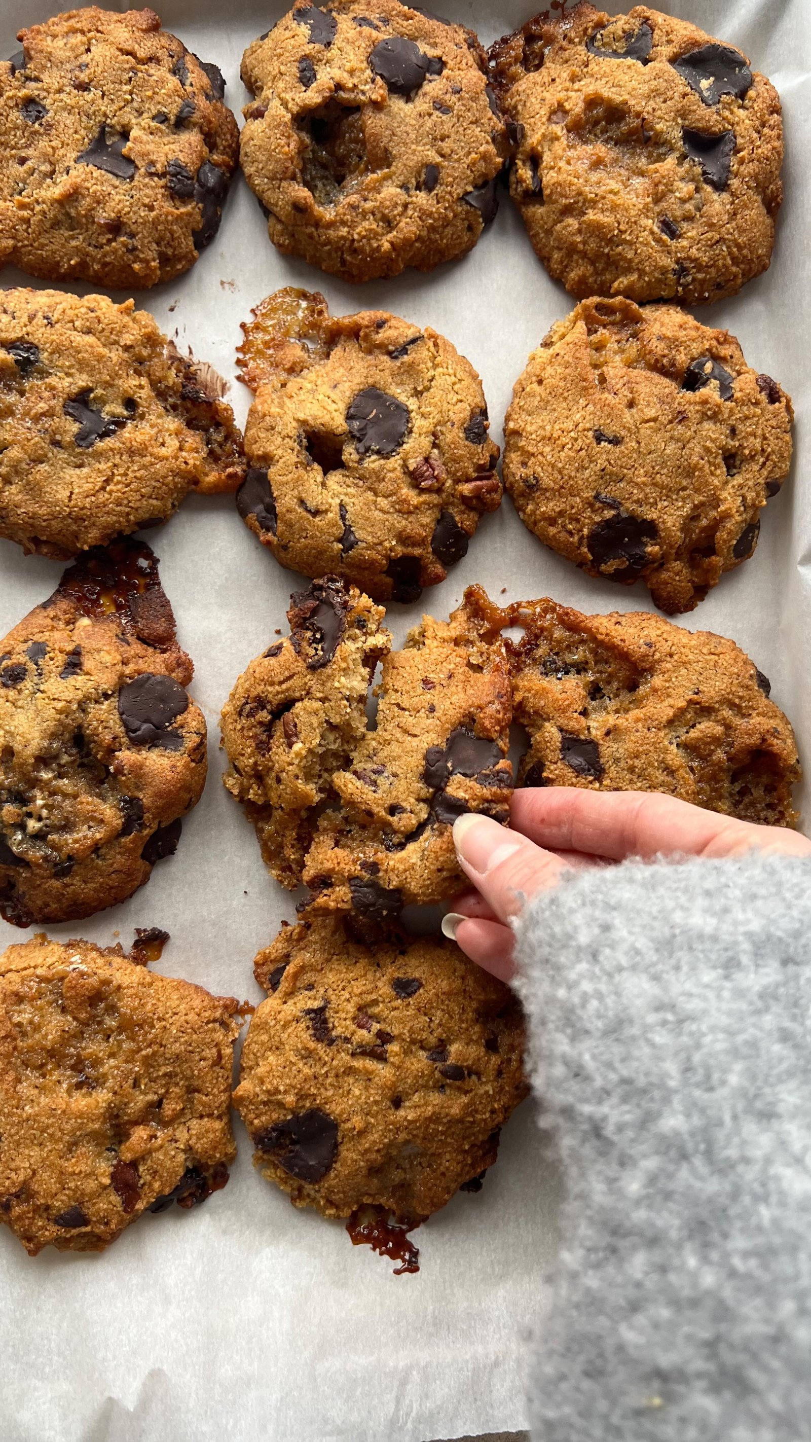 may i introduce you to chunky rocky road cookies, a grain free almond flour cookie that’s packed with refined sugar free chocolate chunks, toasted pecans and homemade marshmallows (you can do store bought too obvs) and sweetened with honey 🍯🍪 the perfect way treat to feel good about eating 🫡

comment “recipe” and i’ll dm it your way or grab it from @earth.to.rose link in bio and follow for more ☝️