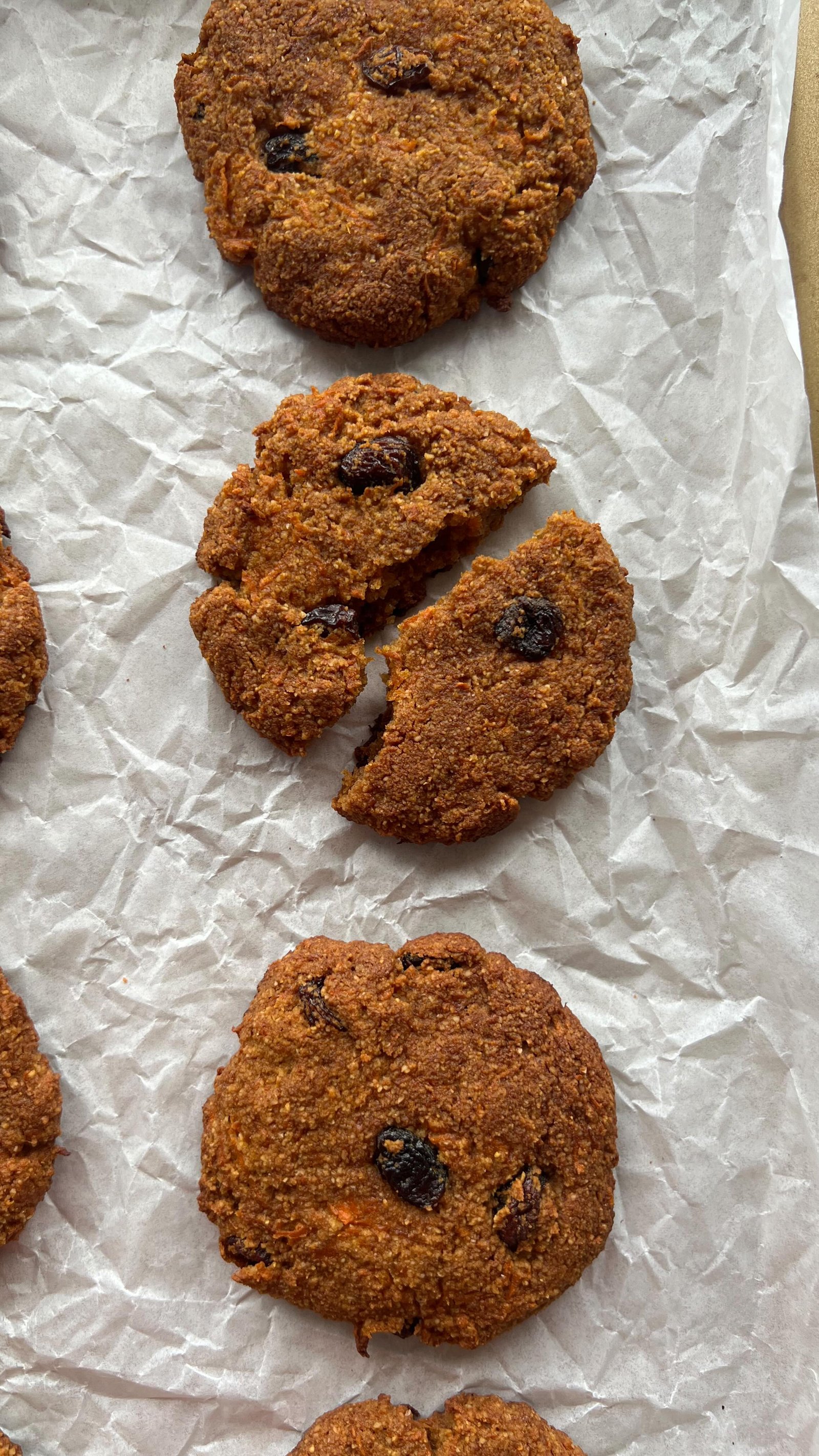 idk about you but any excuse to eat cookies for breakfast is ok w me 🙂‍↕️and in this case they’re healthy carrot raisin breakfast cookies, sweetened lightly w honey and made w almond flour and shredded carrots.

get this grain free & refined sugar free recipe and many other healthy, good-for-your-gut recipes in my new ebook!! comment “ebook” and i’ll dm you the link 💌🥕

carrot cookies • breakfast cookies • healthy cookies • grain free recipes • refined sugar free