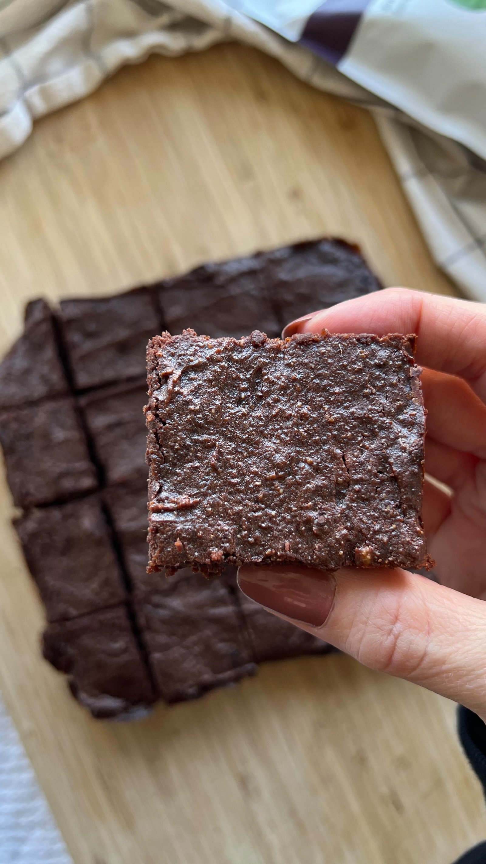 just dreaming of brownies while my oven (rather, entire kitchen) is out of commission 😬 these grain free brownies are made w almond butter (they don’t taste like it tho i promise), medjool dates, coconut flour and cacao. it’s a really good combo for decadent but still better-for-you brownies that are also refined sugar free!! 

comment “recipe” and i’ll dm it your way 💌🍫