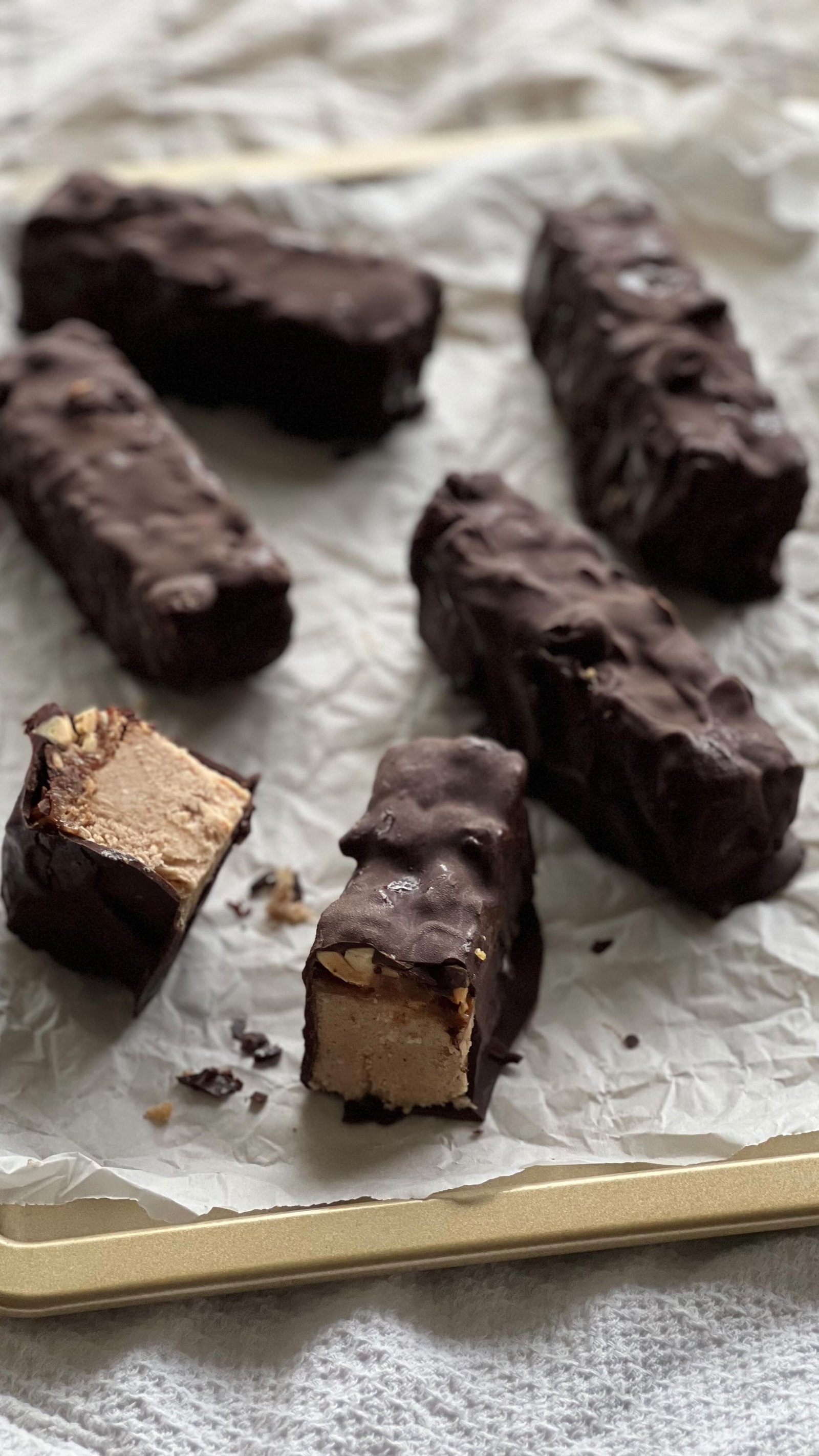 as an ibd girlie, i can relate and i got you!!!!

i spent two maternity leaves back to back working on a digital cookbook filledddd w delicious, nourishing, grain free, gluten free & refined sugar free recipes jsut like these chocolate caramel roasted almond ice cream bars 😮‍💨truly decadent while being filled with better-for-you ingredients than storebought ofc 😙

comment “ebook” and i’ll send you the link in your dms to grab it or head to @earth.to.rose link in bio!!💕👩‍🍳