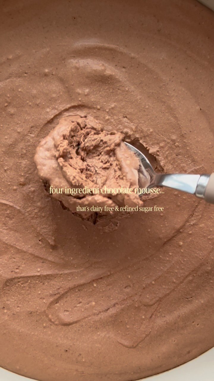 when you need a decadent dessert without dairy and refined sugar you should bust out this chocolate mousse made with coconut milk, cacao powder, honey and vanilla extract! that’s it!!! if you want the full recipe and instructions comment “recipe” below and i’ll dm it over 💌🍫🥄

chocolate mousse • easy healthy desserts • refined sugar free recipes