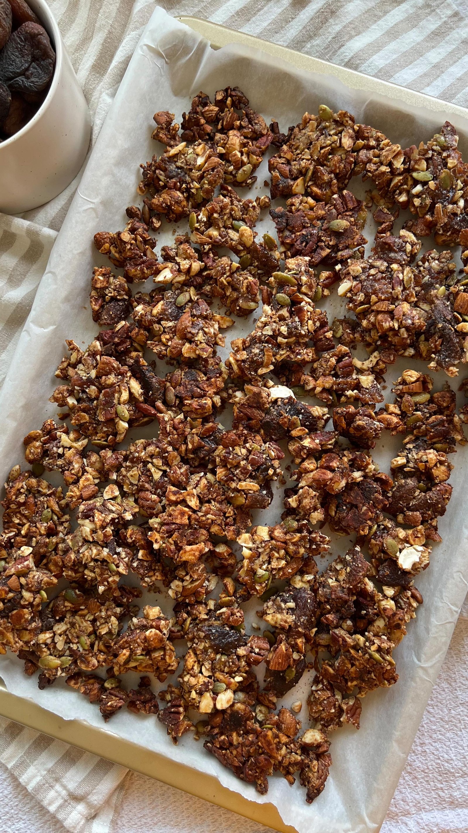 one of my faveeee granolas ever ✨apricot almond butter granola, filled with pockets of dried apricots and almond butter, extra clustery and good for you nuts and seeds!!! and no refined sugar or grains ❌

comment “recipe” for the link in your dms💕💌

#grainfreegranola #refinedsugarfree #grainfreerecipes