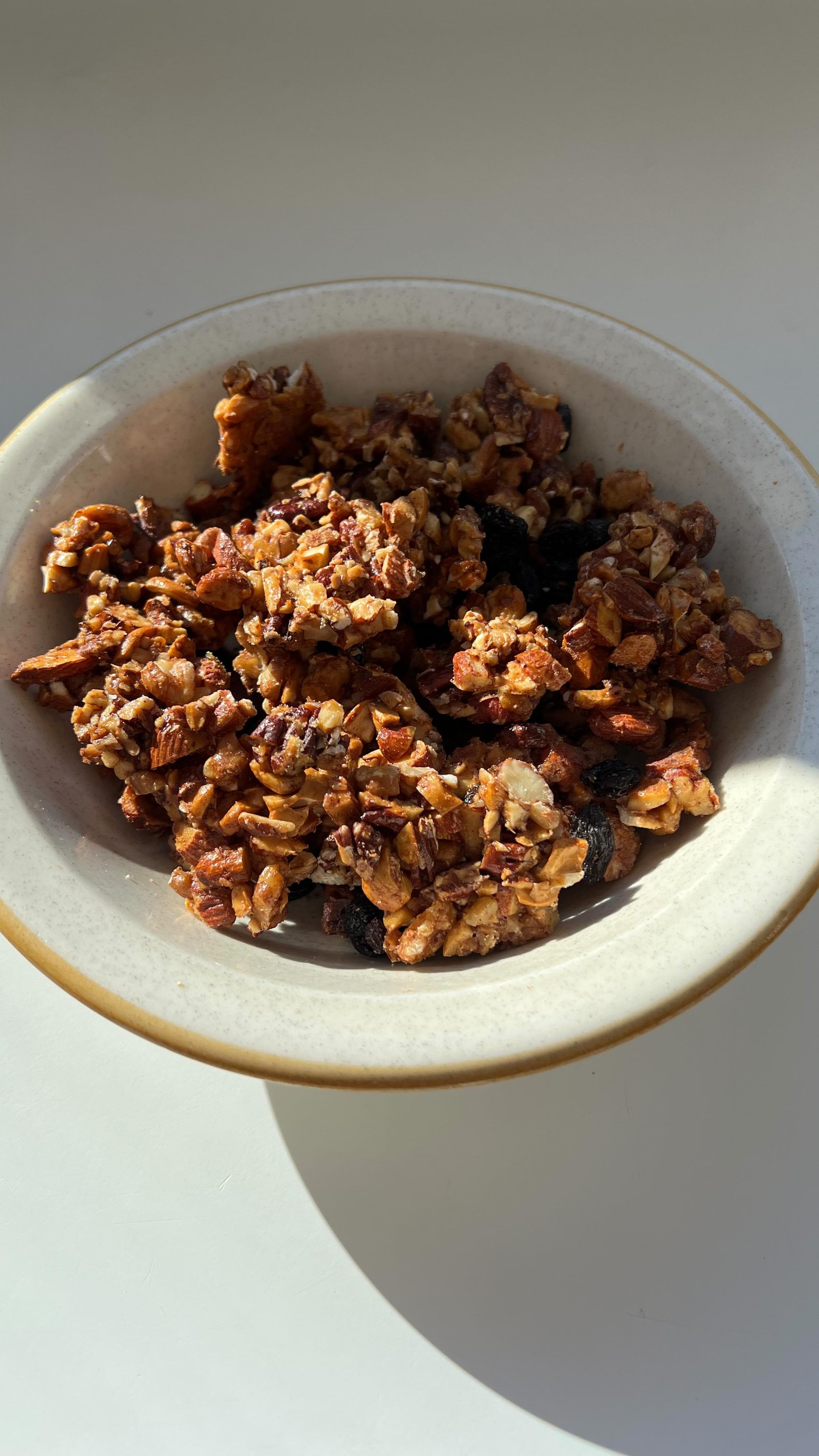 i know the secret to getting the most clustery of the granola clusters and its adding an egg white 🤫i use this trick in most of my homemade granola recipes and it never fails. 

comment “recipe” to get this one in your DMs💌

i made a batch of my og grain free granola recipe the other day to enjoy w my homemade yogurt becuz granola 🤝 yogurt 

i didn’t have pumpkin seeds which is what i usually add to the mix so instead i just adding more almonds and that’s what i love about this recipe, it’s so versatile, you can really make it work with whatever nuts or seeds you already have in your cupboard. you can also sub honey for maple syrup if you prefer.