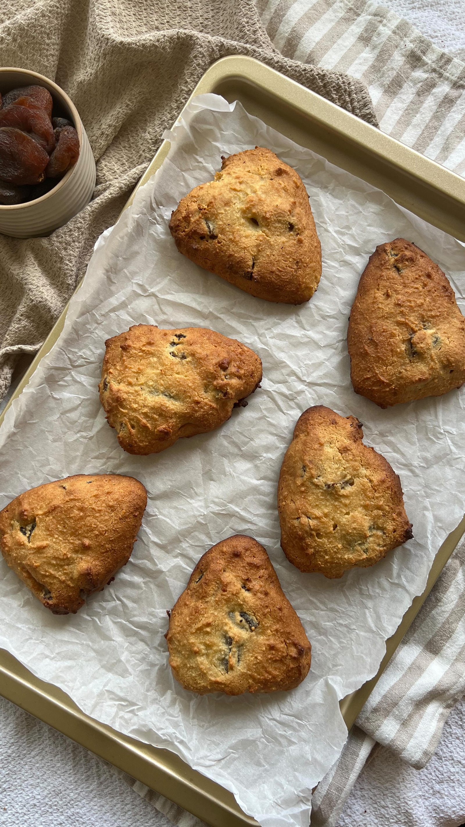when you want a healthy, refined sugar free and grain free afternoon treat make these apricot scones ☝️ perfect to have with coffee or tea, sweetened with honey, and made w a handful of other ingredients like almond flour, yogurt, coconut and baking soda ✨

comment “recipe” and i’ll dm it straight to yaa or grab it from the link in @earth.to.rose bio 💌