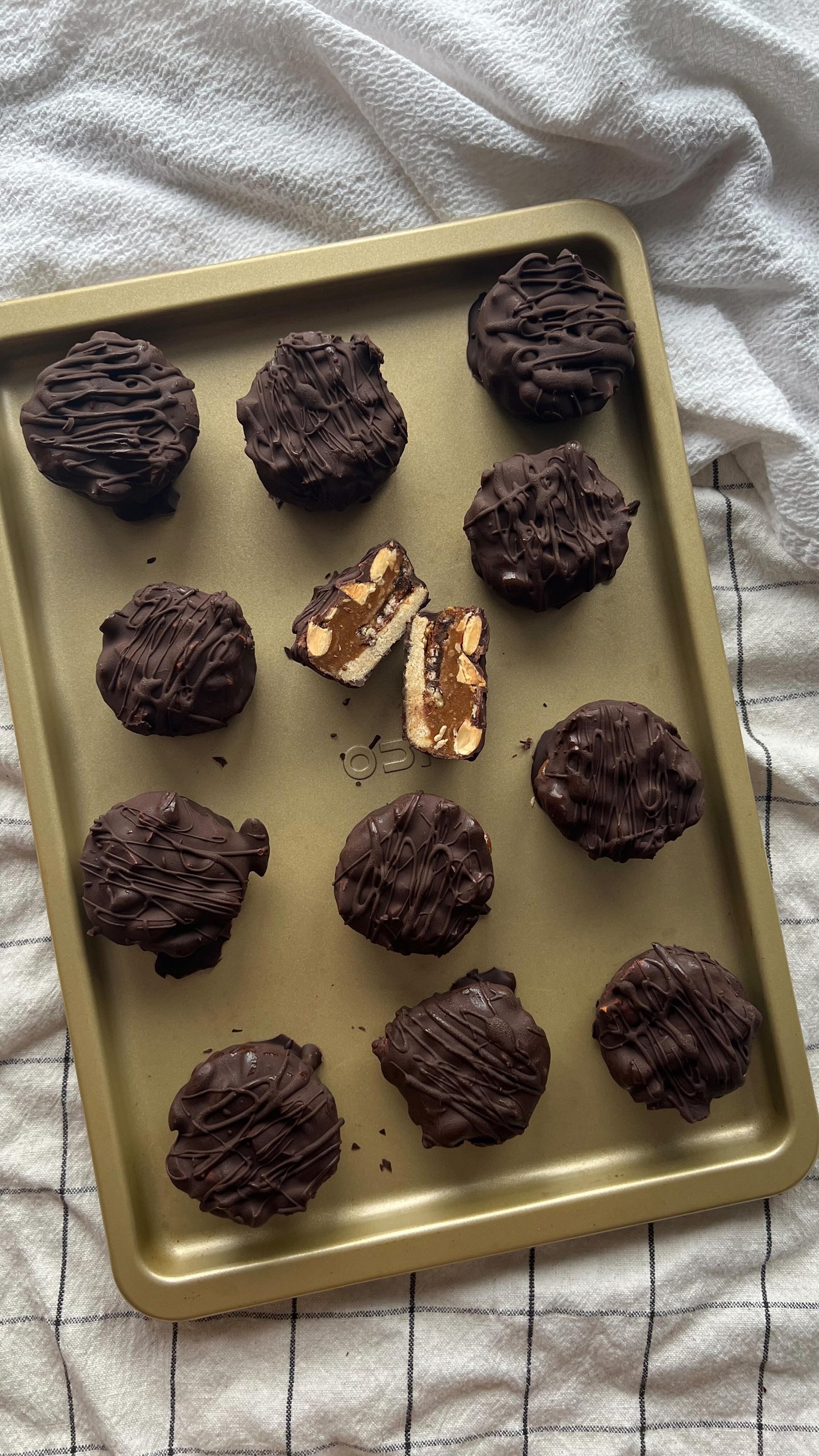 if you, like me, are often in need of a sweet treat but also want it to be somewhat healthy, or at least, refined sugar free and also grain free then may i introduce your new bff: a chocolate caramel shortbread cookie cup. it’s exactly as it sounds. a shortbread cookie with a layer of delicious homemade caramel AND a date layer for extra nougaty goodness, and coated in refined sugar free chocolate for good measure lol.

it’s got a lot going on in the best way possible tho 😮‍💨🤌✨ comment “recipe” and i’ll send you the link w the complete instructions to your DMs! ingredients are below 

shortbread cookie layer
1 cup almond flour
3 tbsp coconut flour
2 tbsp butter, melted sub coconut oil
2 tbsp honey
1 tsp pure vanilla extract
1/2 tsp baking soda
1 egg

date layer
7 + 1/2 medjool dates pit and slice each date in half

crunchy caramel layer
1/2 cup almond butter
1/2 cup honey
1/2 cup toasted almonds, chopped

chocolate coating
1 + 1/2 cup refined sugar free chocolate chips (i use @hukitchen)
1 tsp coconut oil

healthy sweet treat #refinedsugarfree #grainfreerecipes