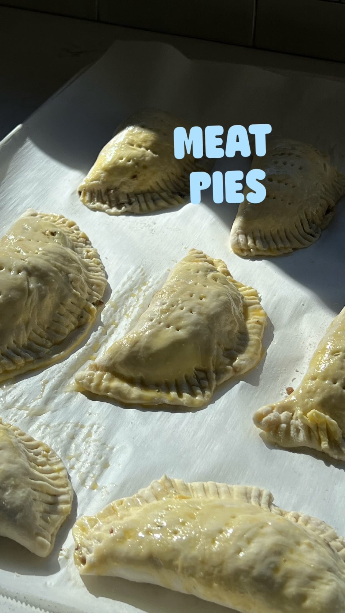 make meat pies w me, recipe (adapted a bit tho) from @kikifoodies 💖

nigerian meat pies • meat patties • homemade • food from scratch • nigerian food