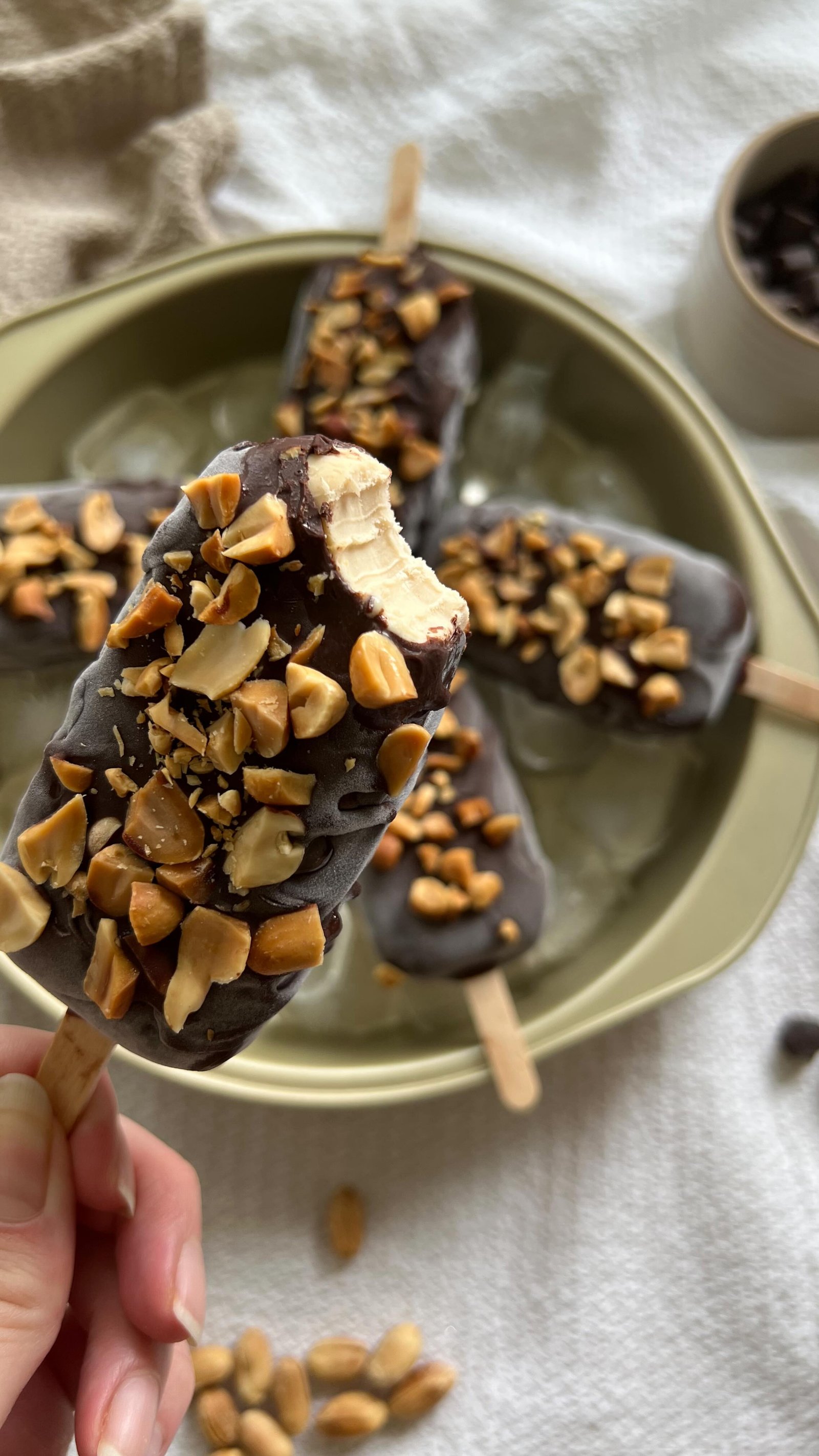 summer is approaching which means so are homemade ice cream bars 💃✨✌️ these are my chocolate covered peanut butter ice cream bars, and they are refined sugar free and so so good. ice cream part is made w coconut milk 🧊

comment “recipe” and i’ll dm it your way💌

#homemadeicecream #healthytreats #refinedsugarfree #grainfreerecipes