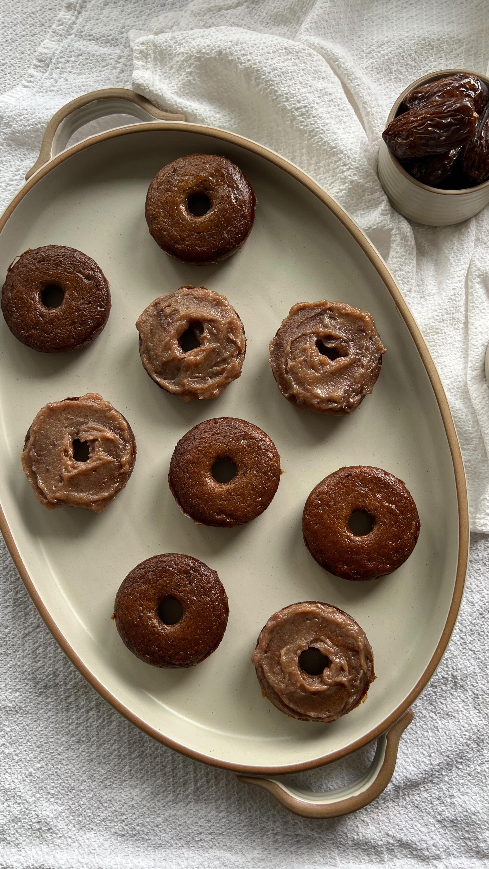 these are caramel flavoured donuts with a caramel topping, made w medjool dates for the caramel-esque flavour. the donuts themselves are a mix of coconut flour and almond butter, and the texture is so good! 

comment “recipe” and ill dm you the link 💌🔗

#grainfreerecipes #grainfreebaking #refinedsugarfree #healthydonuts