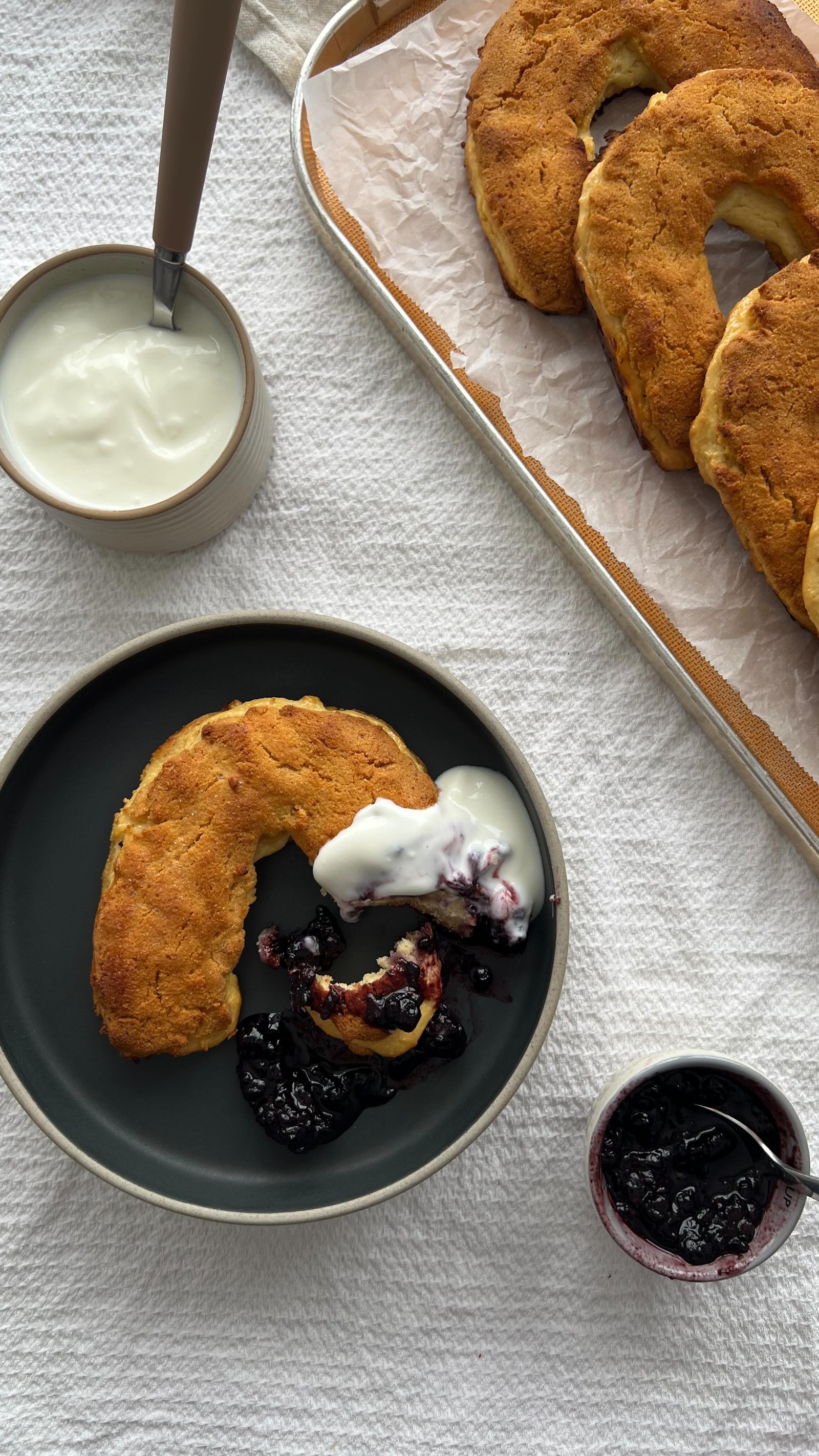 it’s called a cheese bagelach and it was something BOTH of my grandmas kept on deck whenever we came over becuz they knew how much we loved them (and/or they were simply a household staple, as they should be). i was so excited to be able to recreate them at home grain free and refined sugar free style. it’s essentially a horseshoe shaped danish (you can also add coarse sugar on top), with a cheese filling inside! enjoy a yogurt, jam, sour cream etc. sooo good! 

comment “recipe” below and i’ll send you my grain free and refined sugar free version 💌💛

grain free baking • jewish baking • healthy treats • jewish recipes • grain free recipes