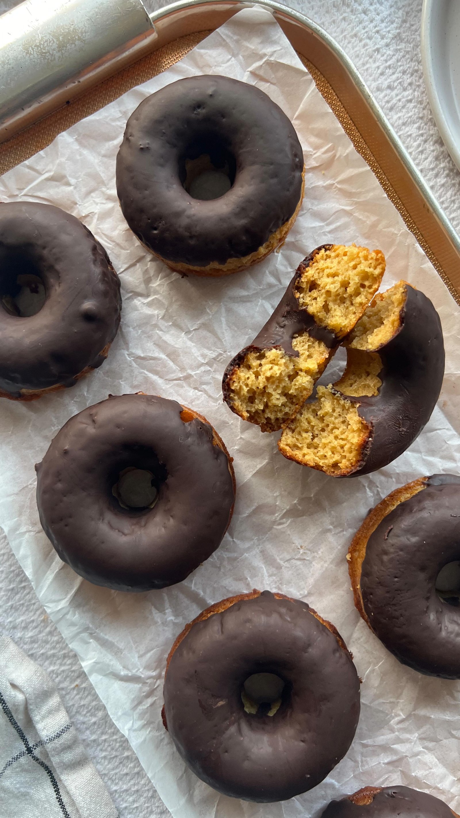 this may be my fave treat everrrr 🍩it’s a grain free and refined sugar free chocolate glazed donut, made w almond flour and coconut flour. recipe is in my new digital cookbook, your everyday table🍽️ which includes 30 exclusive recipes ✨

comment “recipe” below and i’ll send you the link to grab ur own copy 💌