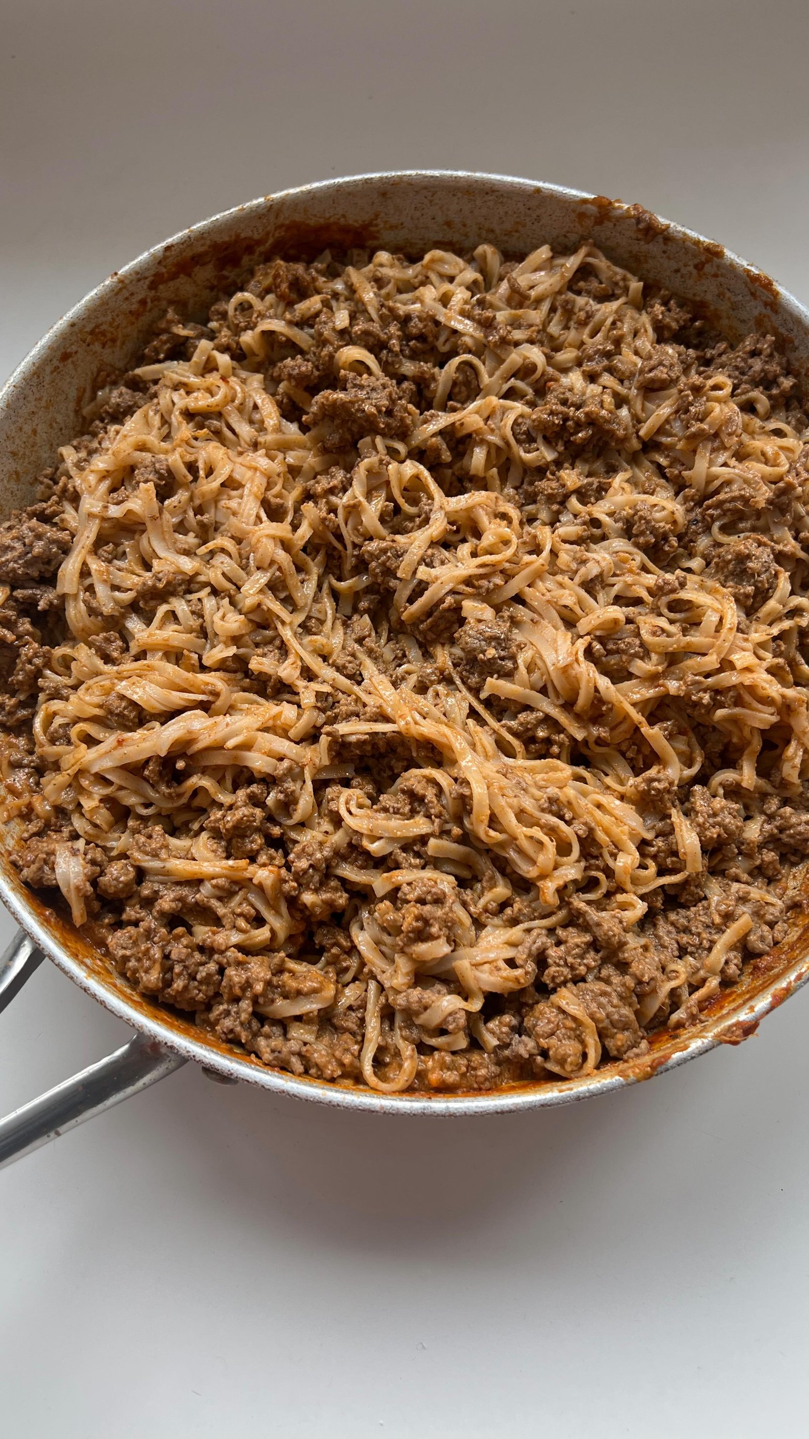 nothing quite like beef and noodles 🙂 this saucy coconut peanut beef and rice noodle dish is the perfect comfort meal, an elevated hamburger helper that kids and grown-ups will both love. super easy to make too and will leave you with some leftovers!! 

comment “recipe” below and i’ll dm it straight to yaaa 💌🍽️ follow @earth.to.rose for more!