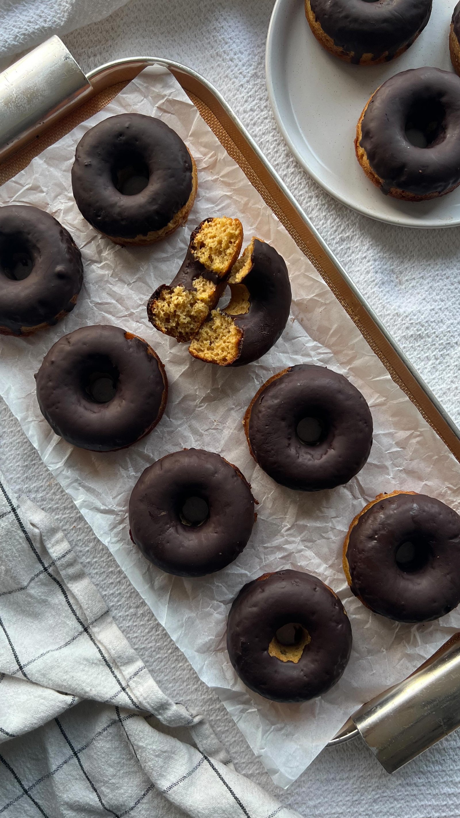 they’re chocolate covered donuts that are grain free, refined sugar free and so good 🤌tbh might be my fave sweet treat recipe in my new ebook!! comment “recipe” below and i’ll send over the link to grab my digital cookbook with 30 exclusive grain free + gluten free + refined sugar free recipes plussss a 7day meal plan 🍽️💌