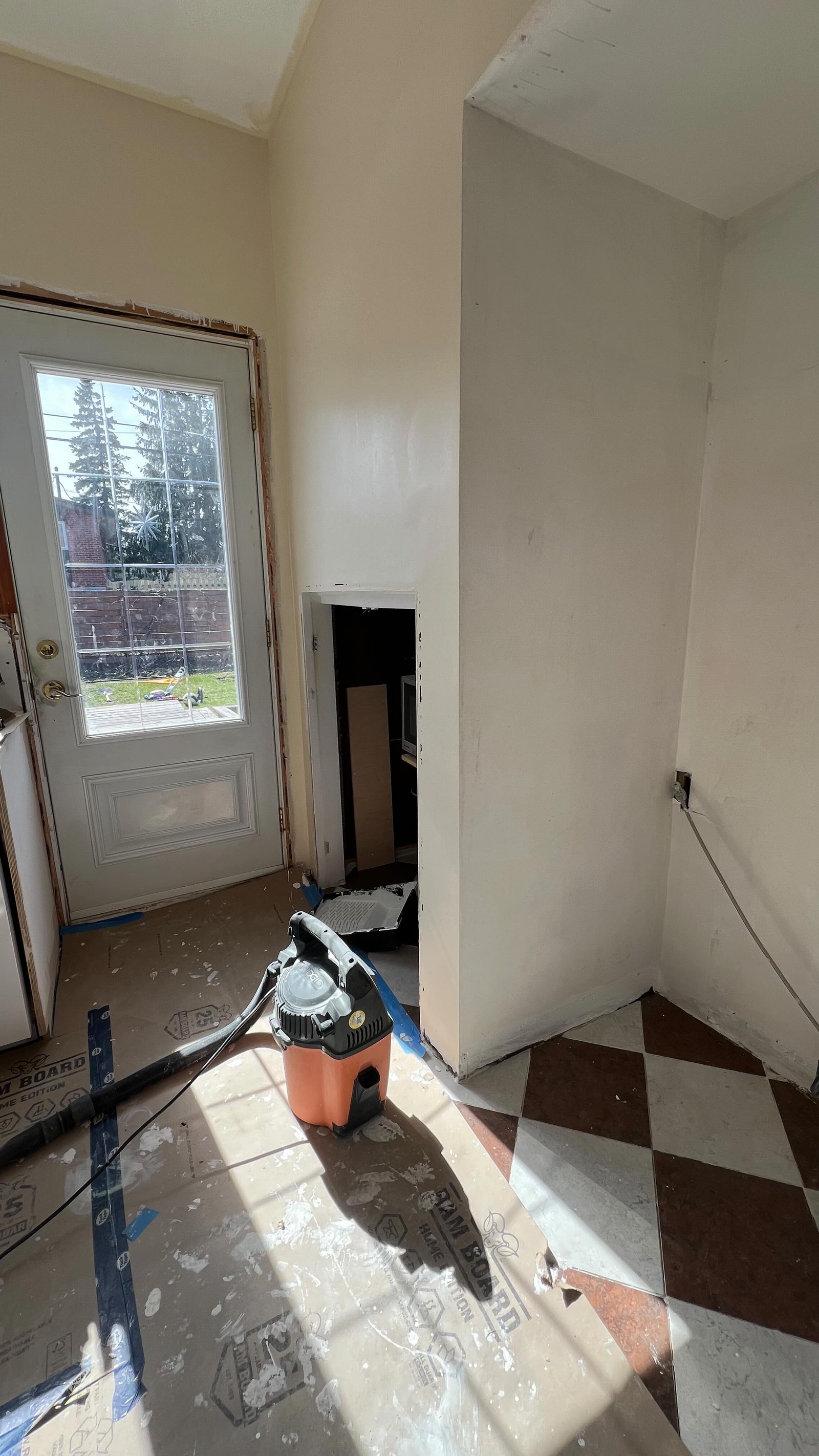 i had no idea this was a thing and was so confused when royal started doing this in our kitchen 😅😅😅cuz at first he puts sooo much on the stuff wall i was like wtf is this stuff 😭our walls had wallpaper previously and when we went to prime we could see they weren’t level at all but after skim coating they are sooo smooth and look so straight 👌

#smallkitchen #smallkitchenremodel #smallkitchendesign #kitchenrenovation #skimcoating