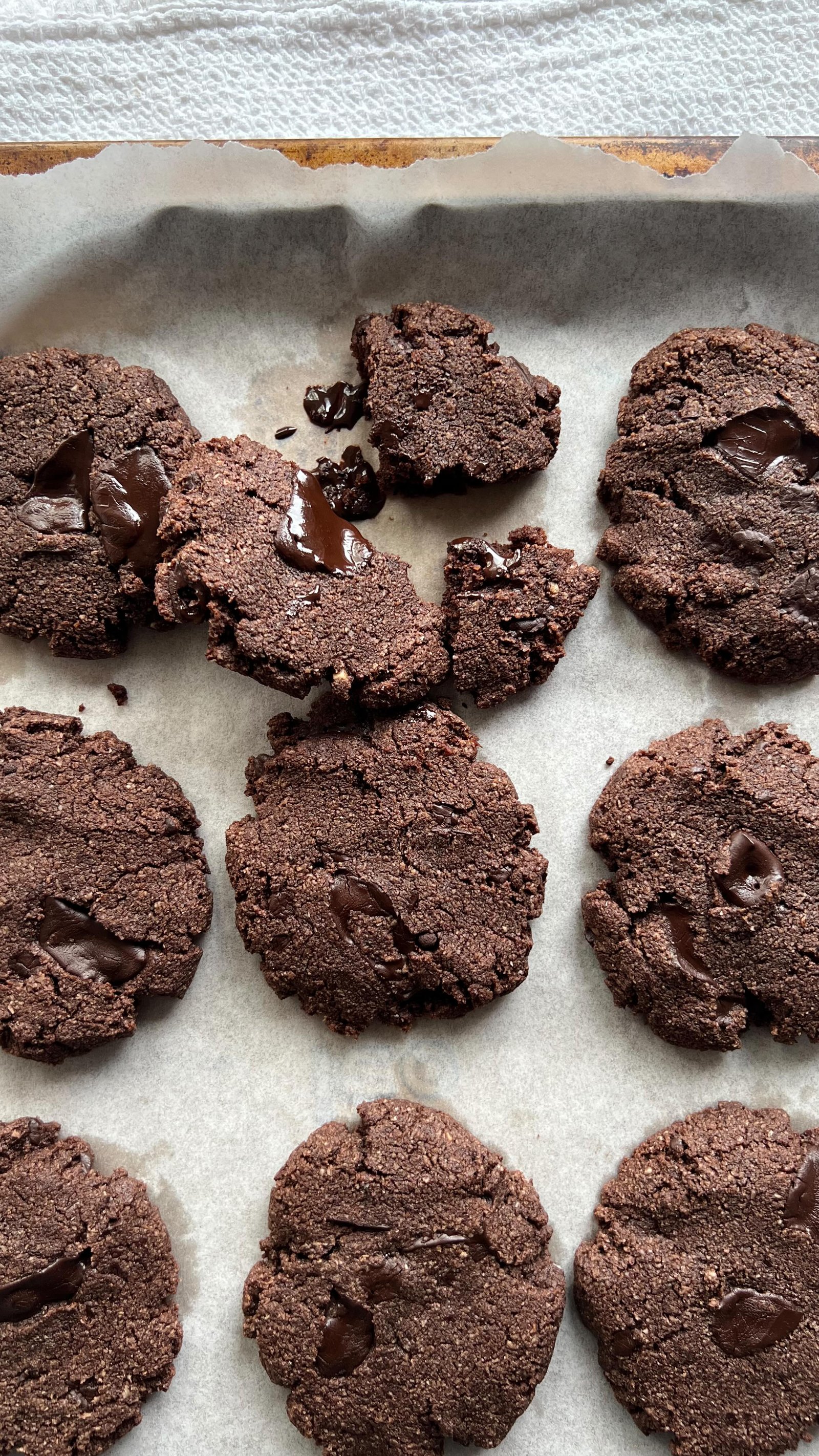 grain free & refined sugar free double chocolate brownie cookies🍫for when you need that weekend treat 💕super easy recipe, made w almond flour, honey, cacao and dark chocolate (refined sugar free). 

comment “recipe” below and i’ll send it your way! 

#grainfree #grainfreerecipes