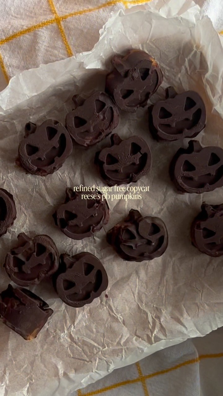 lil copycat dark choc pb pumpkins 🎃🧡✨🍫

comment “recipe” and i’ll 🔗 u! 

healthy treats • copycat reese’s peanut butter cups • healthy halloween treats