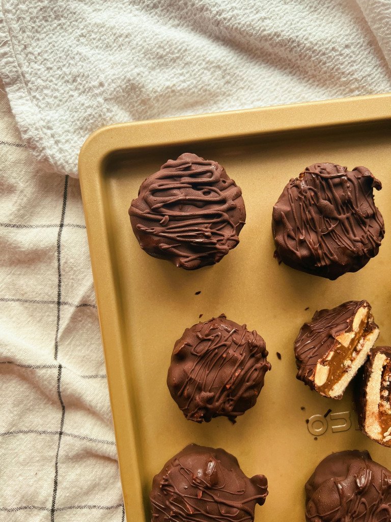 chocolate caramel shortbread cookie cups (grain free, refined sugar free)
