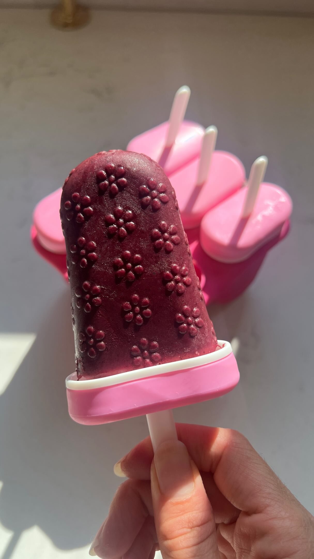 these are my blueberry cheesecake popsicles, except i didn’t have vanilla extract and i used full cup yogurt (in the recipe you can do 1/2 cup yogurt and 1/2 cup dry curd cottage cheese or cottage cheese)🫶and they still turned out delicious 🫡 my kids are obsessed w homemade popsicles, my 1 year old now knows they live in the freezer and often tries to go open it herself 🙃

comment “recipe” and i’ll dm you the link to these, minimal ingredients, super easy to make and you can feel good about your kids eating them this summer 😎🌻

homemade popsicles • healthy toddler treats • healthy snacks • popsicles recipe