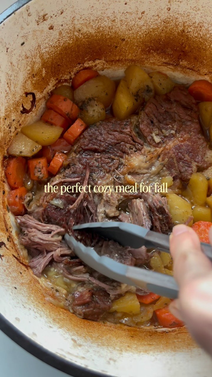 cold air =!slow cooked blade roast w carrots & potatoes 

comment “recipe” and i’ll dm it to you 💌💖most popular recipe on my site ✌️

cozy meal • slow cooked blade roast • fall dinner ideas • one pot meal