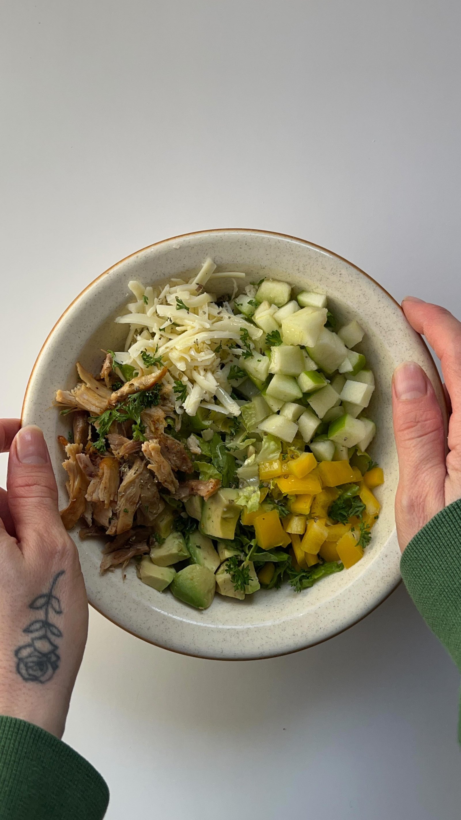 my daily salad is back if not momentarily!! i still don’t have a kitchen (see my pinned video for the latest on my kitchen renovation ✨😬) but i did have some lettuce and chicken in my fridge to use up and realized salad is actually one of the few things i can make without an oven!!! hurrah 🥗

since im low on veggies i decided to add some green apple with shredded old cheddar, honestly that alone is such a good snack but in a salad w some chicken and yellow pepper and avocado 🤌😙 also the “dressing” was literally just fresh lemon, olive oil, salt, and oregano. delish!

also please enjoy my baby talking in the background, if you listen closely at one point she actually said “apple” too (i swear 🍎) so you know it’s real!!! 

follow @earth.to.rose for my daily salad inspooo