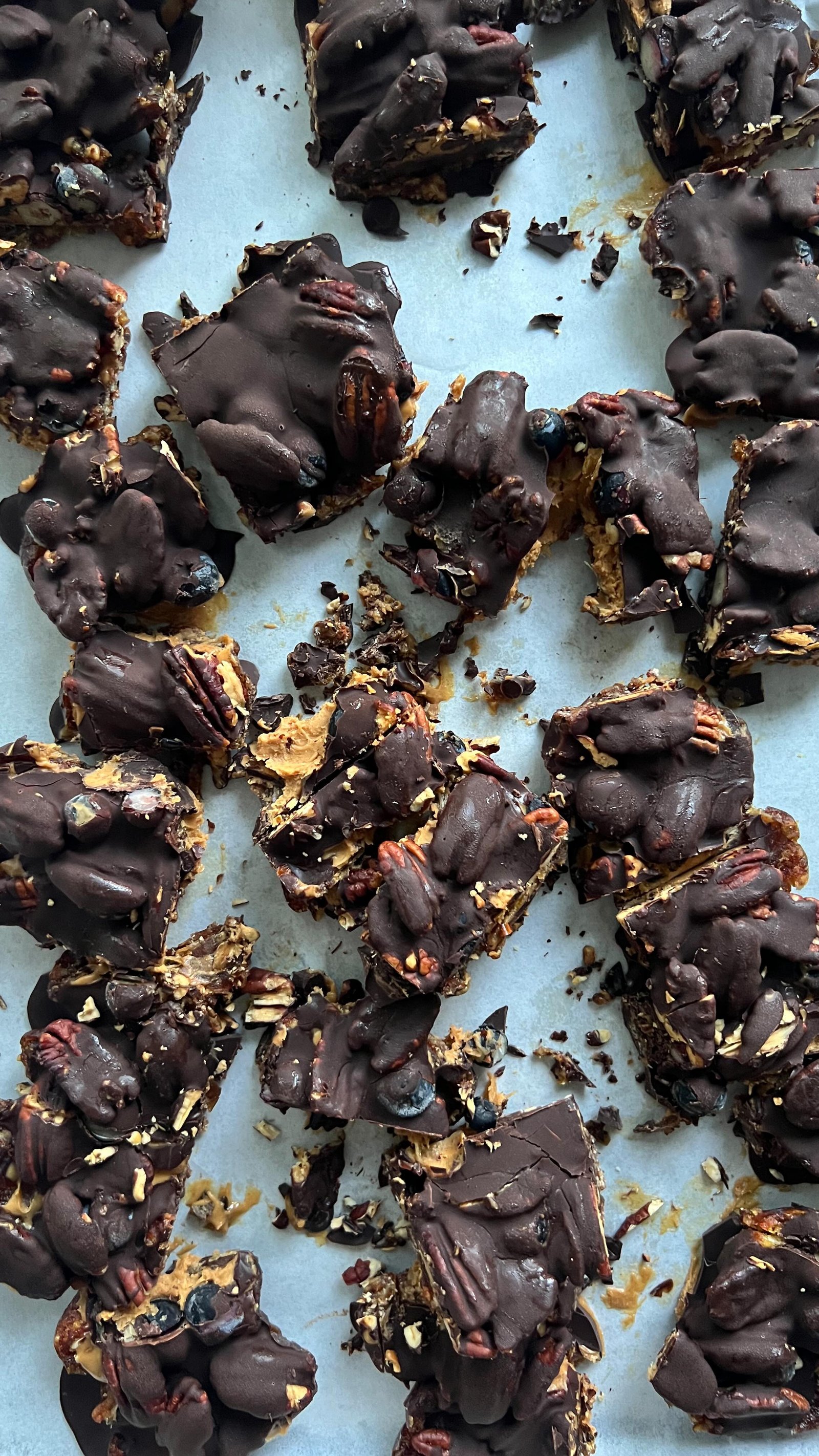 a post v-day sweet treat 🫡💘this is a blueberry chocolate pecan date bark that starts w a layer of medjool dates, a layer of nut butter(i used PB), a layer of blueberries, , a layer of toasted pecans, and finally a layer of melted chocolate 🤌 it’s super easy to make and will live in your freezer (but prolly not for too long if you’re anything like me and taking a bite every time you walk by 🚶‍♀️🚶‍♀️🚶‍♀️)

comment “recipe” and i’ll dm you it or head to the link in @earth.to.rose bio 👆