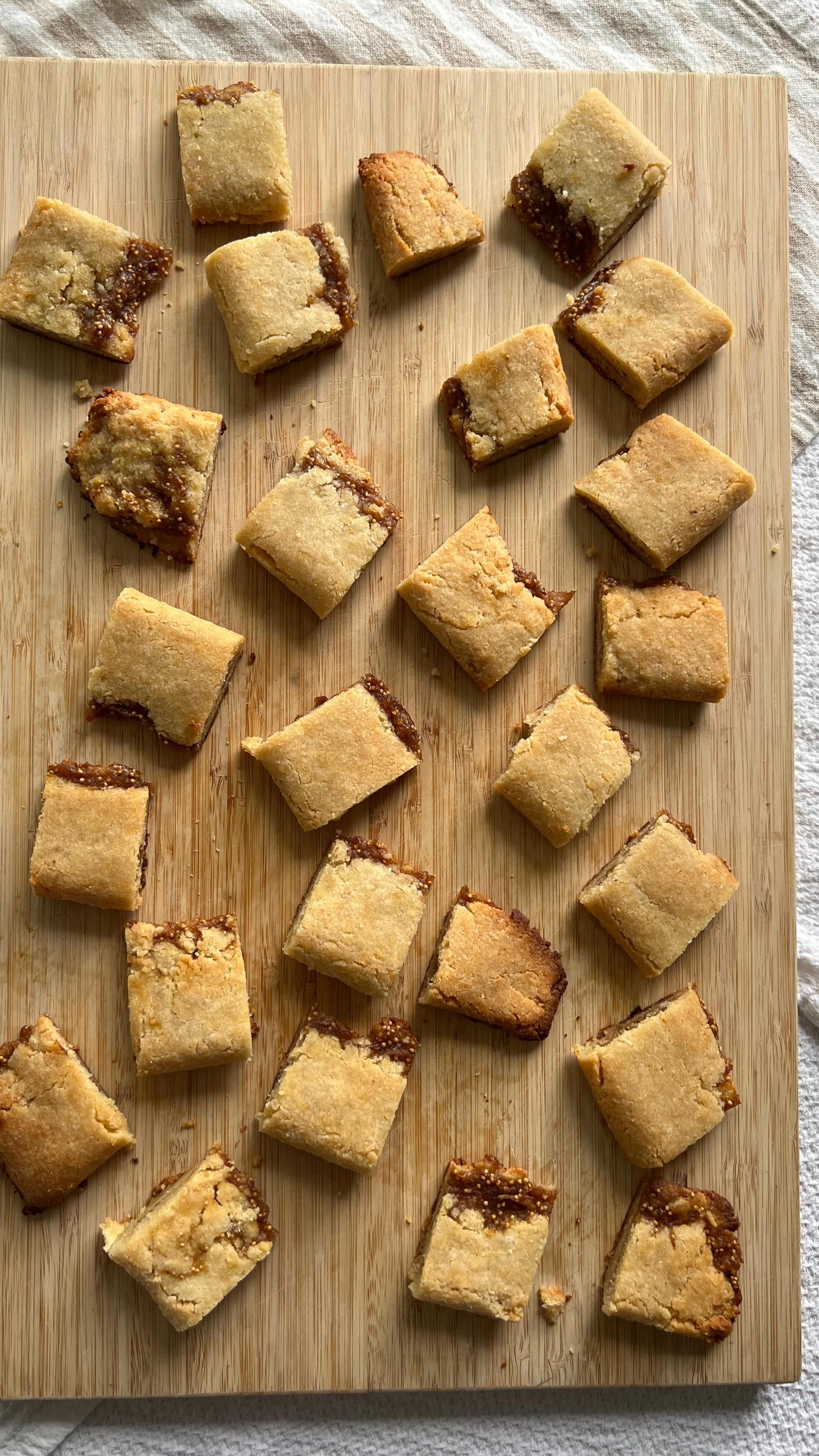 you gotta do what you gotta do! these homemade fig newtons are grain free and refined sugar-free, the filling is made from dried figs, fresh squeezed orange juice, honey, water and salt while the dough is almond flour. a labour of love but worth it! 

comment “recipe” and i’ll dm it your way💌or search “fig newtons” on my website ✨