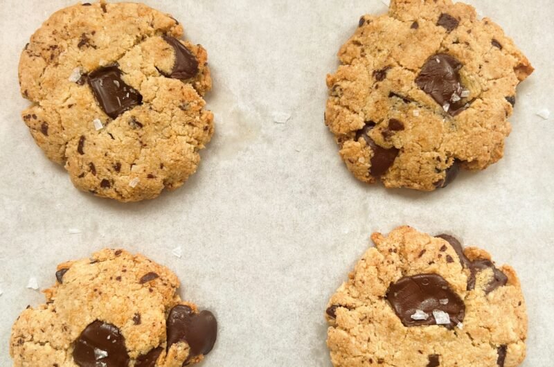 refined sugar free, almond flour chocolate chunk cookies