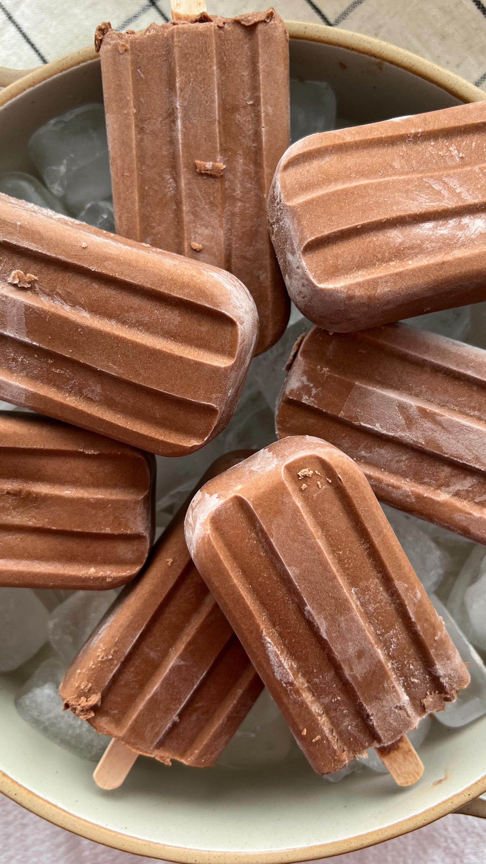 as soon as the snow starts to melt (aka today) 💃💃💃we’re busting out this homemade fudgesicle recipe that is incidentally dairy free and refined sugar free. made w @chasorganics coconut milk and cacao powder from @organictraditions and only TWO other ingredients (aka honey and vanilla extract). not only do they come together quickly they taste legitttt🤌😙🍫

comment “recipe” and i’ll send it straight to your inbox! 💌