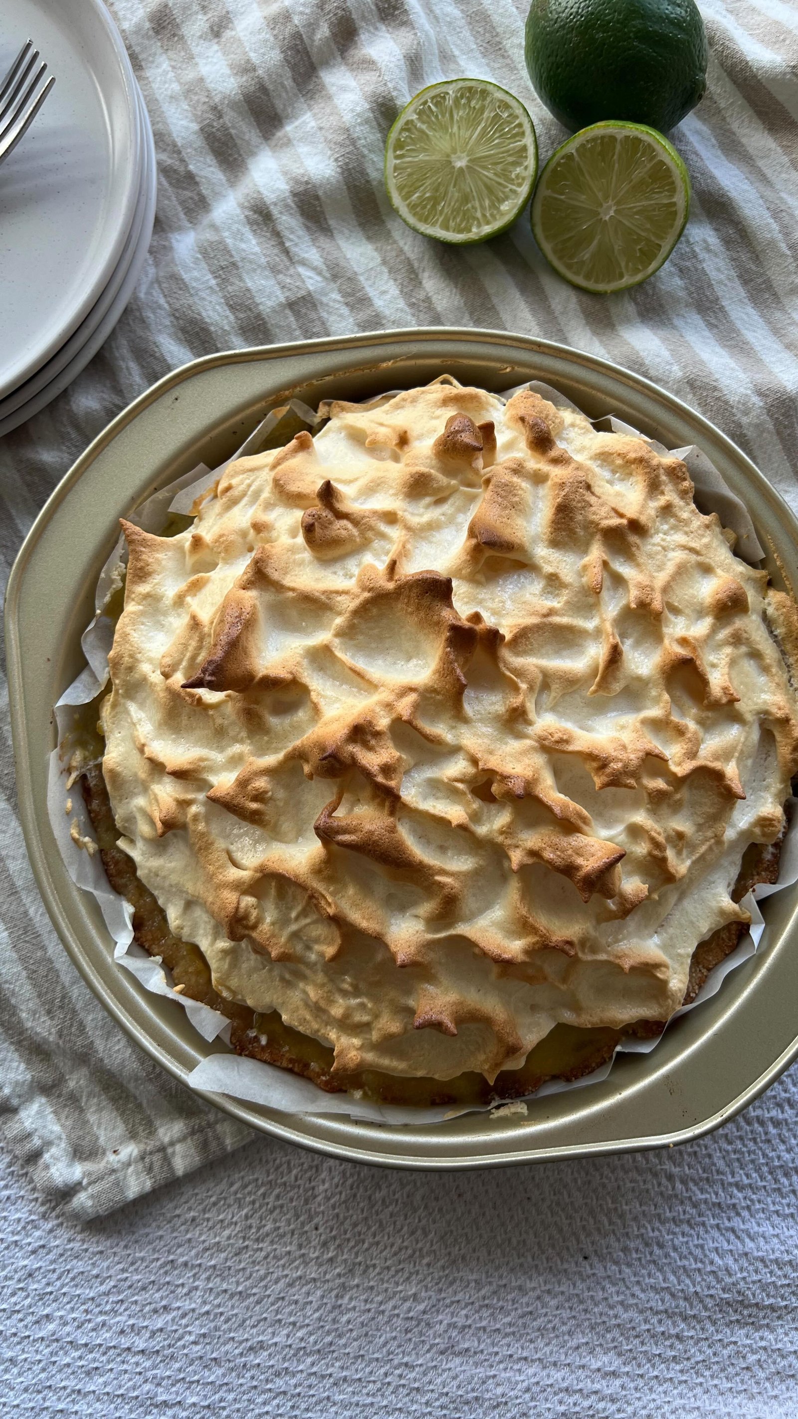 the perfect recipe for spring 🍋‍🟩🌸🪻🌻🌼 a grain free & refined sugar free key lime pie✨✨✨ one of my faveee desserts in my new ebook🫶 

comment “ebook” below to get the link directly in your dms 💌📩 30 exclusive / new recipes that are all gluten free / grain free and refined sugar free 🥰

#grainfreerecipes #keylimepie #healthydesserts