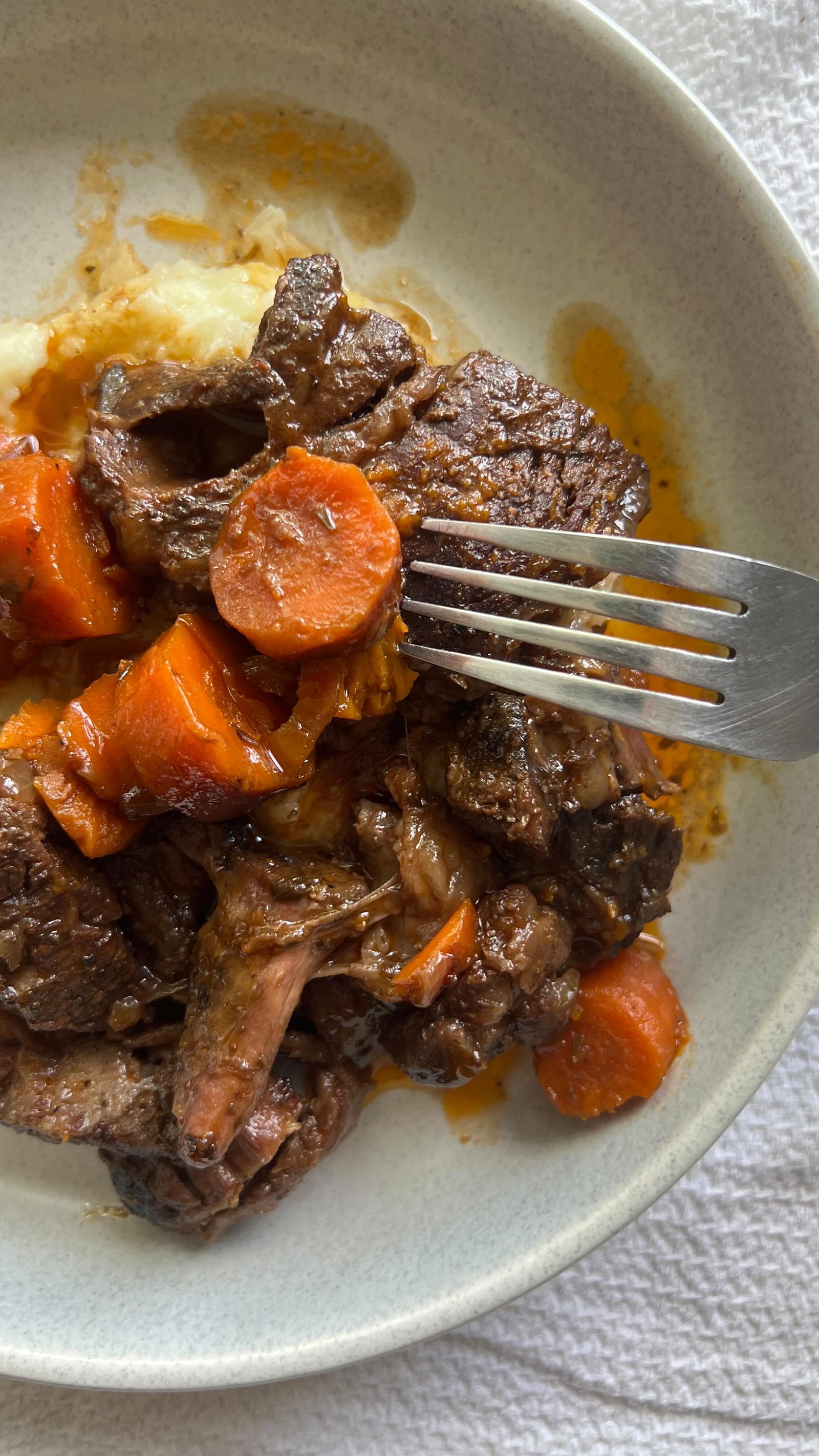 literalllyyyy one of the best meals known to man, braised beef short ribs with a side of mashed potatoes 🤌it doesn’t get more comforting than this 😙 

these beef short ribs are slow cooked in a dutch oven with carrots and onions and a handful of other ingredients. it takes time but it’s not hard !!! full recipe is in my new ebook, comment “ebook” and i’ll send over the link 💌 

beef short ribs • slow cooked • braised • dutch oven • healthy dinner ideas • dinner recipes