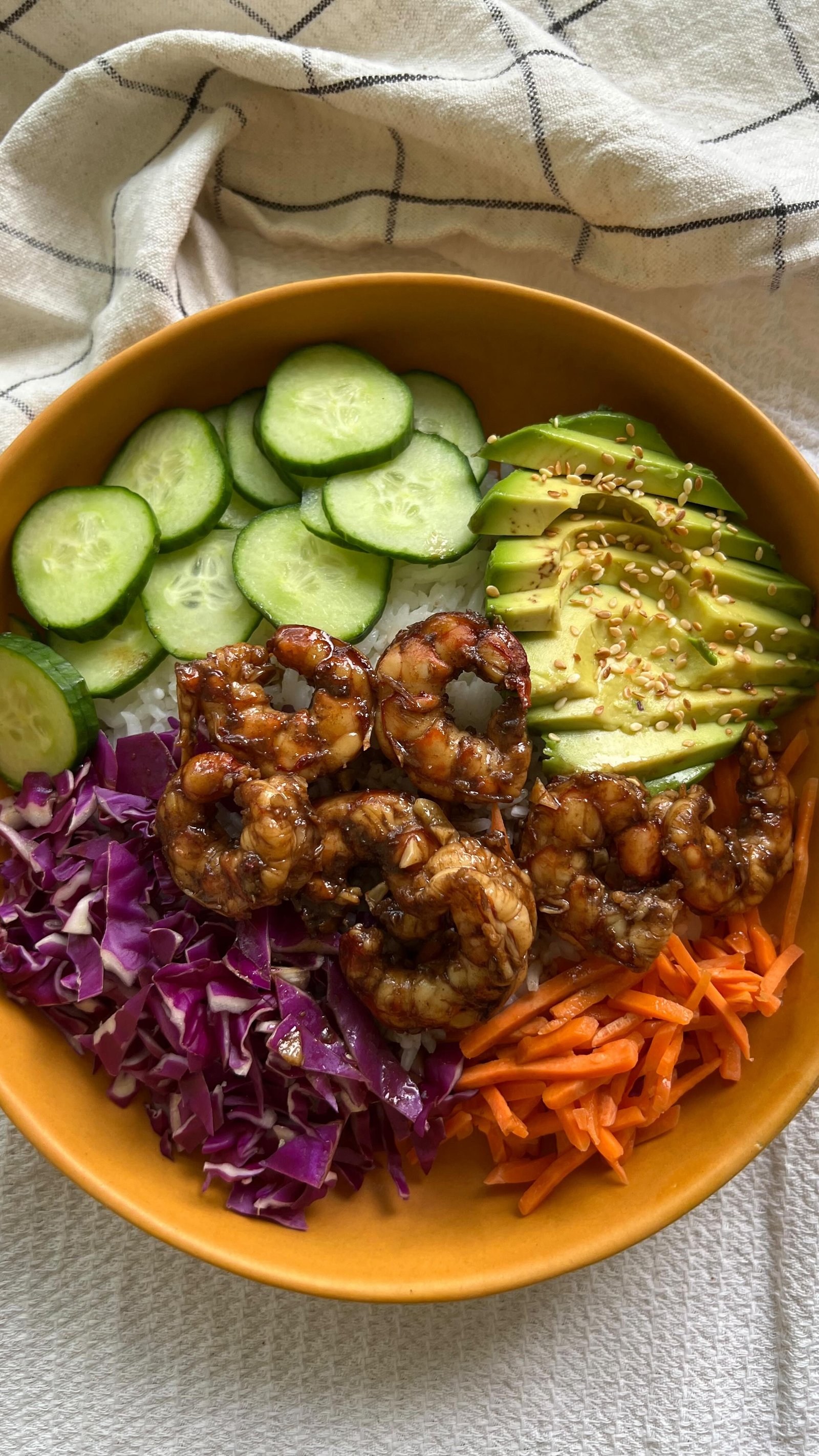 we love a good rice bowl in my house 💃🍚and i can’t wait to have my kitchen back so i can make this one again 😩it’s a little bit poke-inspired but with a homemade yogurt-based sauce. you can do whatever add ins you like!! i’ll include my shrimp recipe and yogurt sauce recipe below, save it for later 💌🤌

15-20 shrimp

marinade with:
3 tbsp coconut aminos
1/4 tsp ginger
1 tbsp rice vinegar
1 tbsp honey 
1 tbsp white wine vinegar
2 cloves garlic chopped

let sit for a couple of hours if possible before sautéing  in skillet until cooked thru

poke-esque sauce:
1/2 cup yogurt 
2 tbsp toasted sesame seed oil
1 tbsp rice vinegar
1 tbsp white wine vinegar
1 tbsp honey 
1/4 tsp - 1/2 tsp crushed red chilli flakes or to taste (use more or less for more or less spice)

1+ 1/2 cups white rice or cauliflower rice, prepared 

add-ins: 
thinly sliced cucumber 
avocado
shredded carrots 
shredded cabbage 
toasted sesame seeds
place add-ins around rice, top w shrimp, drizzle sauce and enjoy! 

rice bowl • shrimp recipe • homemade poke bowl • healthy dinner recipe • healthy lunch idea