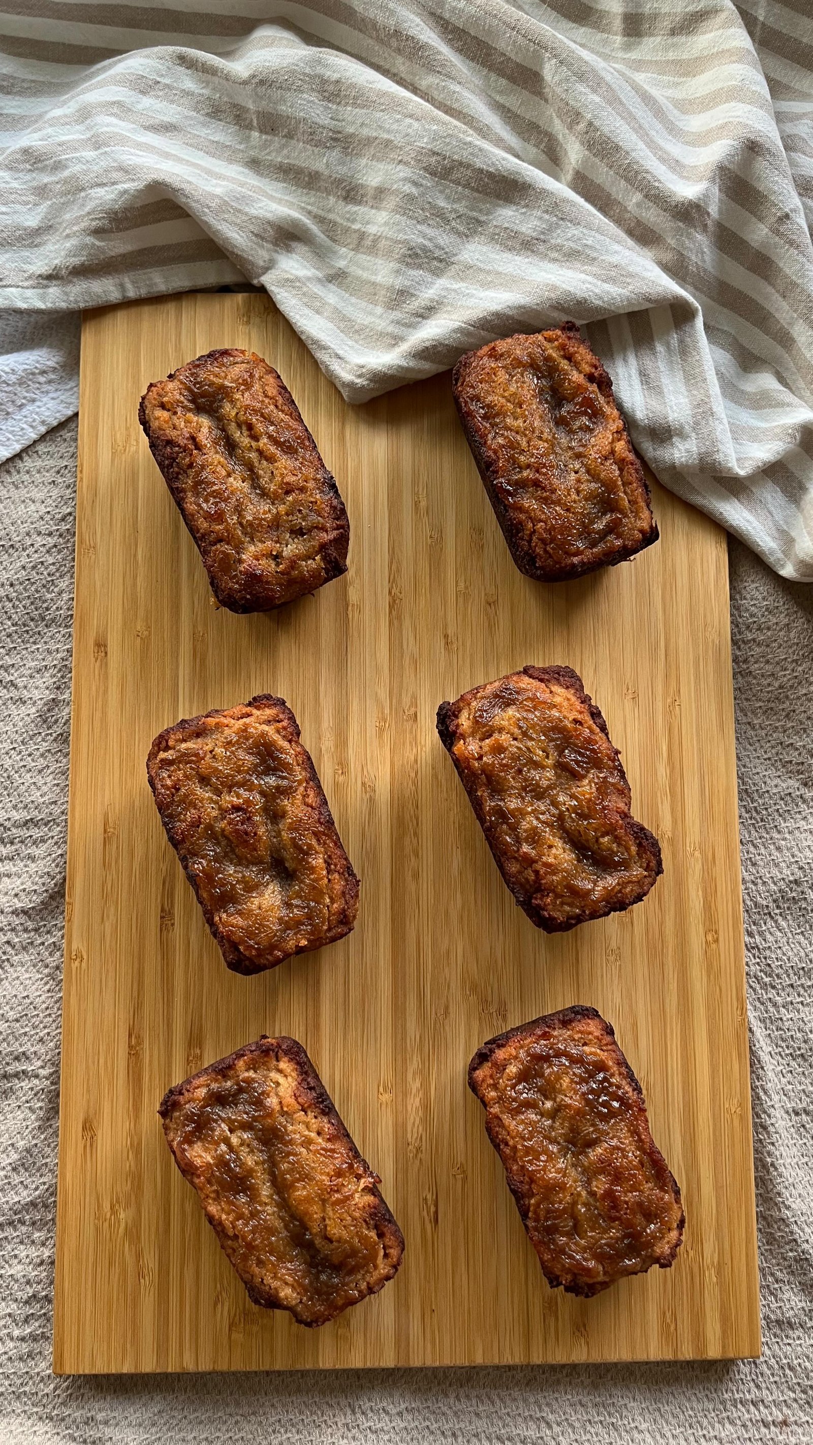 if you’re ready for spring, get ready to save this recipe 🌸🌸🌸

these are grain free & refined sugar free mini rhubarb compote loaves, just the right size for you to eat the whole thing by yourself (and feel good abt it 🙇‍♀️🤌) made w coconut flour, rhubarb compote, honey, coconut oil, vanilla extract, baking soda and eggs! 

comment “recipe” and i’ll dm the full recipe your way 💌

grain free recipes • refined sugar free recipes• scd diet • ibd • healthy recipes