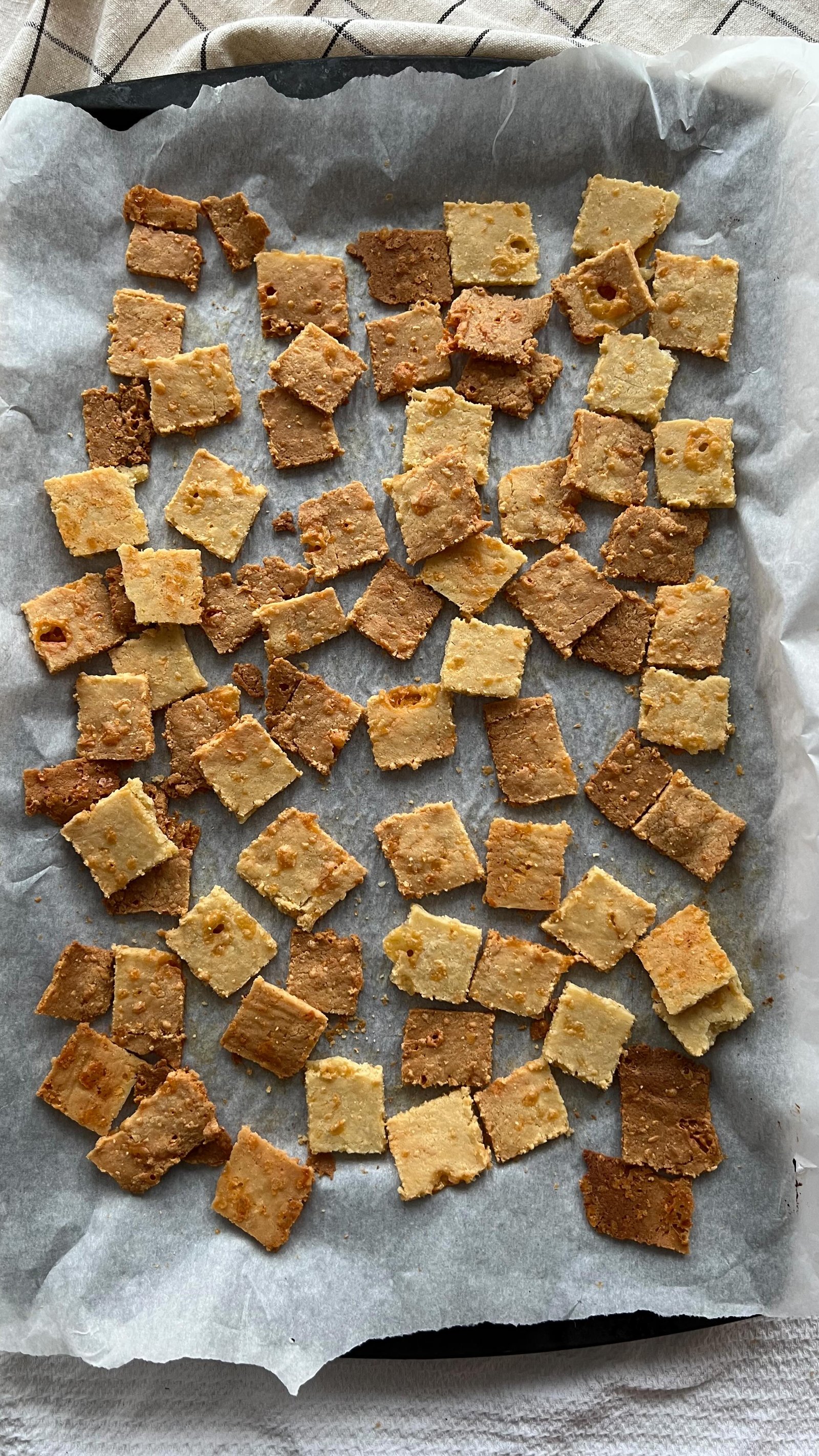 homemade crackers are surprisingly easy, clean and simple ingredients, and also very satisfying to break up after they’ve baked🫡 these ones are grain free and refined sugar free cheddar flavour but you can easily do different flavours with fresh herbs too.

comment “recipe” below and i’ll send you this versatile recipe💌

grain free recipes • grain free baking • homemade crackers • healthy recipes • scd diet