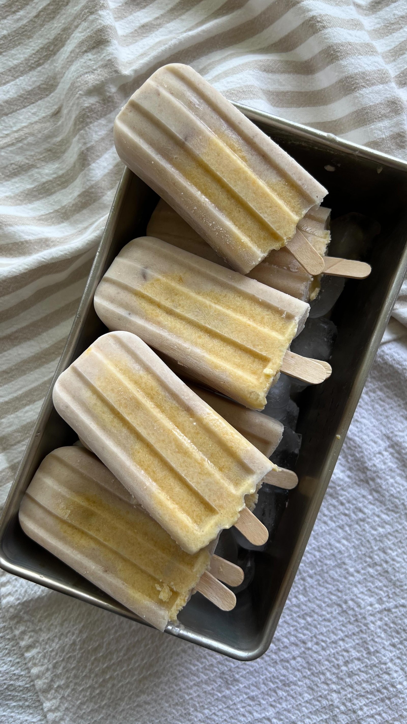 sooo ready to bust out these peaches n cream popsicles 🍑🥥super easy swirl of a homemade peach puree and coconut cream 💕sweetened w honey 🍯

comment “recipe” and i’ll send it your way! 🍑💌

#grainfreerecipes #refinedsugarfreerecipes #frozentreats #healthytreats