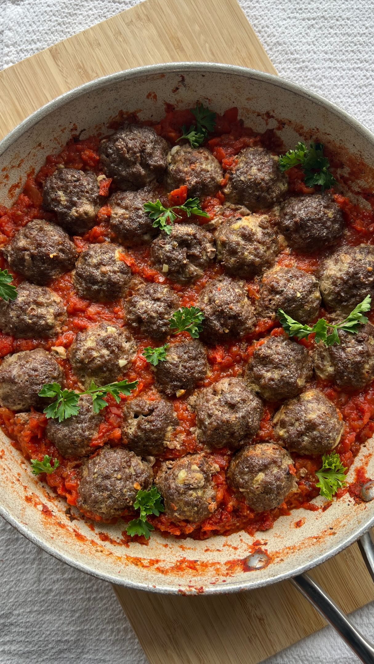 another cozy meal for a rainy day brought to you by my ebook🧆these are meatballs with a roasted red pepper tomato sauce and served on top of rice or caulirice! 

follow @earth.to.rose for healthy meal ideas ✌️

comment “ebook” below and i’ll send over the link to grab your copy 💌