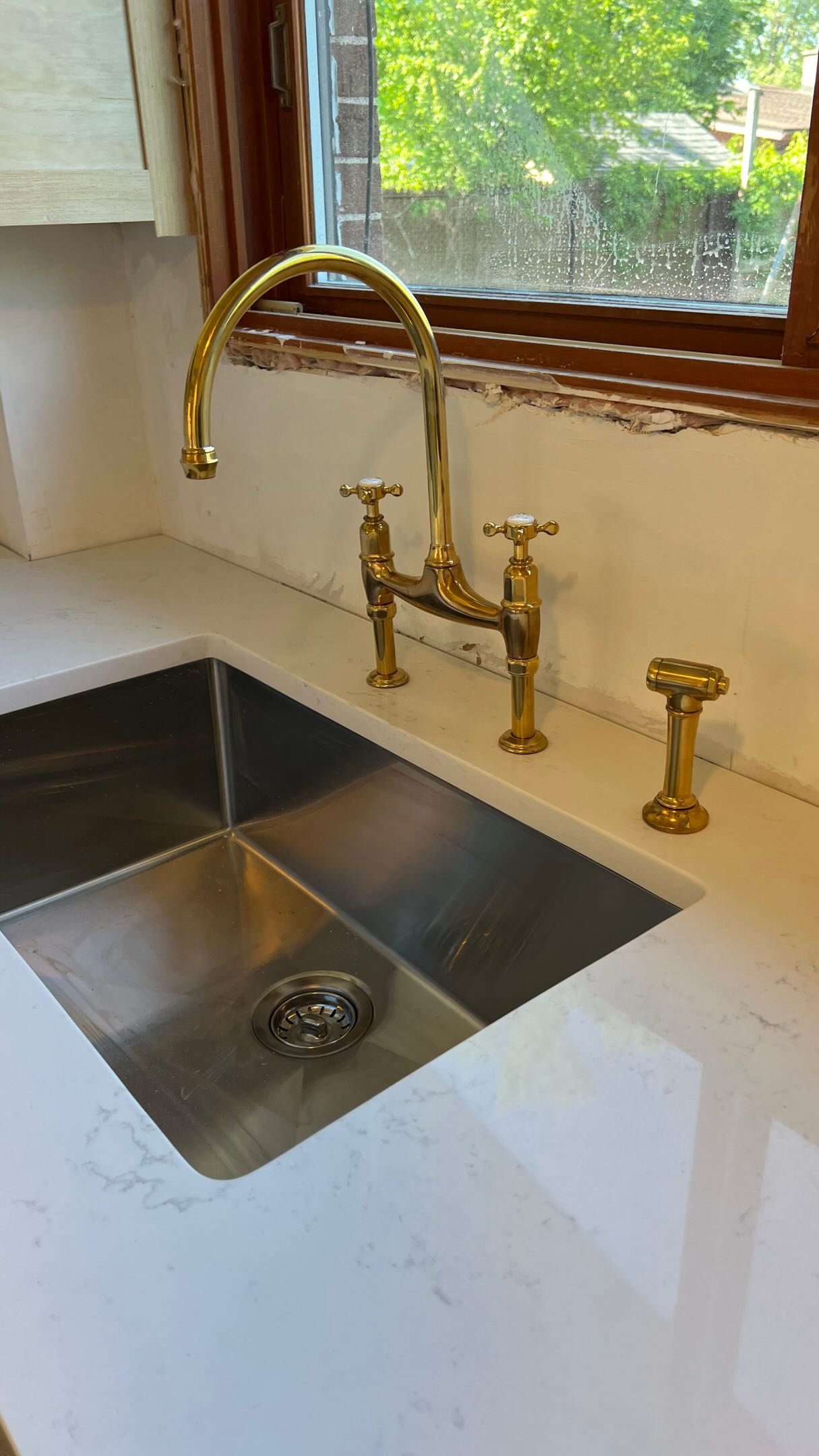 it may be messy but at least i have a SINK, a FAUCET and an OVEN 🙂‍↕️🙂‍↕️🙂‍↕️now please tell royal to finish my cabinets 

small kitchen renovation • kitchen reno • small kitchen • unlacquered brass