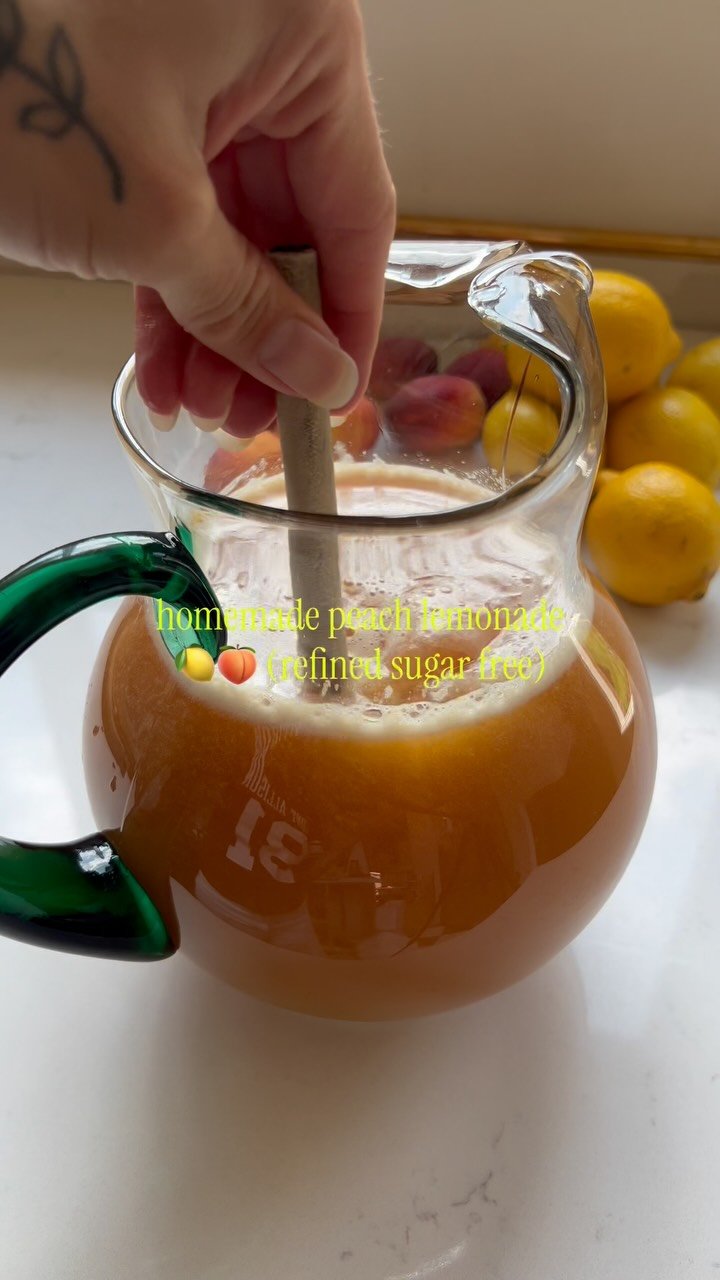 homemade peach lemonade is calling your name this summer 🍑🍋📣

super easy to make, super versatile (we used this batch for drinks, popsicles anddd sangria 🤝) and no refined sugar was used!! just a homemade honey simple syrup that takes 3 mins to make. 

comment “recipe” and i’ll dm you the full instructions! 💛
