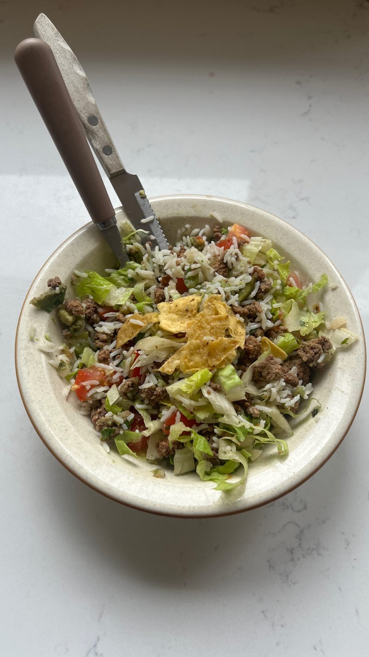 a quick and messy lunch, turning last nights tacos into a rice bowl and using up little bits of everything in the process. finished up the homemade guac 🥑✅ before it goes (too) brown (it was already brown as is evident in the video lol real life guac not always aesthetic). used up the homemade salsa and shredded lettuce i had prepped. leftover ground beef with fresh white rice cooked in homemade chicken broth. perfect way to make old ingredients feel new 🤝🫡

rice bowl • leftovers • tacos • healthy lunch