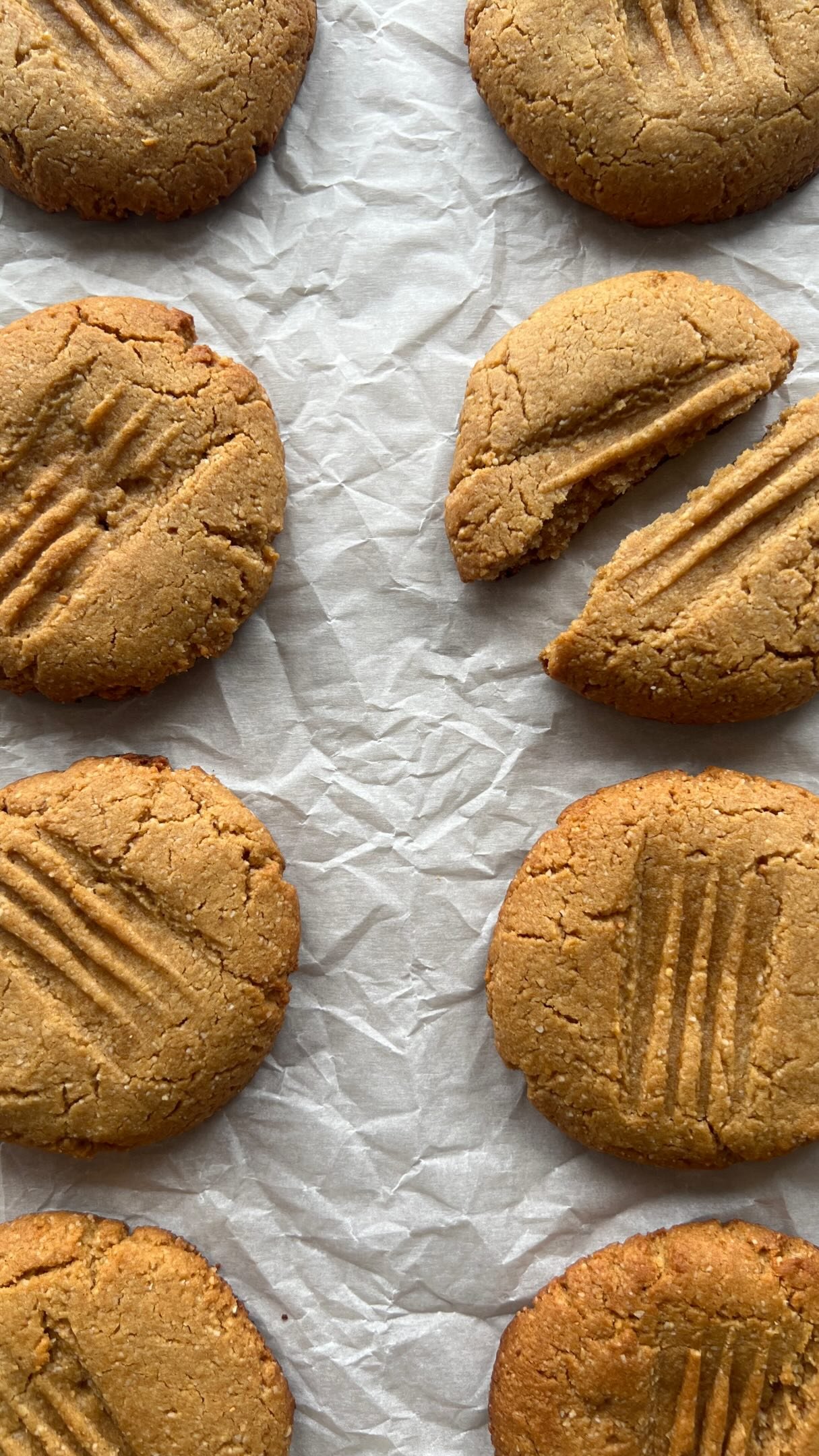 these PB cookies are healthier 4 u (but you can’t tell!!) 

made grain free & refined sugar free, ingredients below🫡 comment “recipe” and i’ll send you the full instructions 📝

1/2 cup almond flour
3 tbsp coconut flour
1/2 cup peanut butter (no additives)
1/3 cup honey
1 tsp pure vanilla extract
1/4 tsp baking soda
1 egg

healthy cookies • toddler snacks • peanut butter cookies