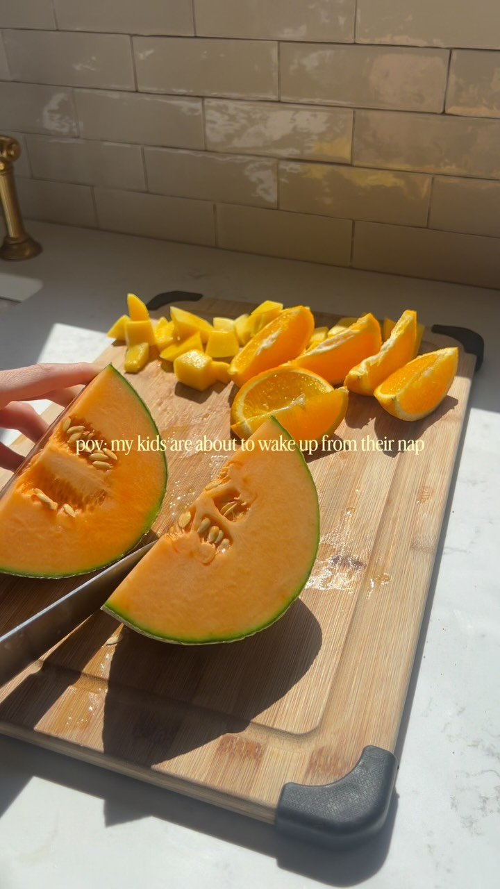 make your kids fruit platters and they will devour it 👌✨🤌 my kids love waking up from a nap to a big ol fruit platter, it’s always more fun when it’s prepared without your knowledge, presented nicely, and with a variety to nibble at 🫐🍈🍊🥭 so this one was def a hit ✨🫶

toddler snacks • healthy snacks • toddler food • toddler snack ideas • fruit platter
