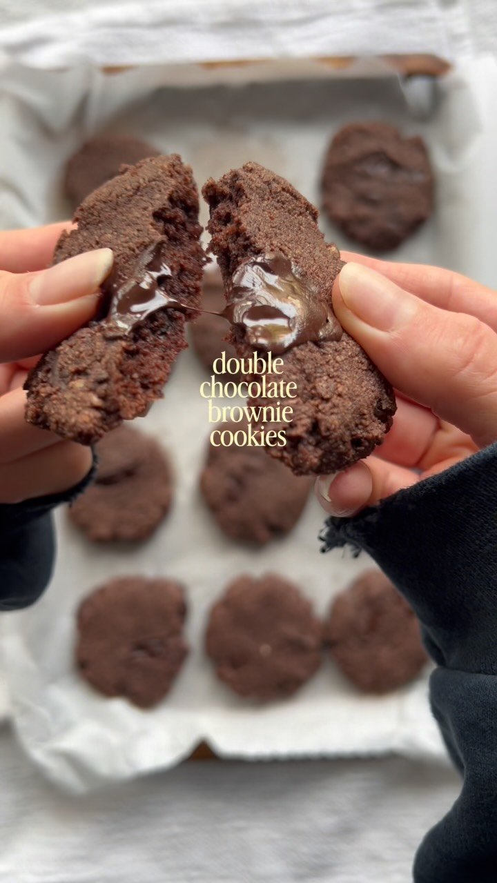 these are sooo good and satisfy the sweet treat craving (/need) for chocolate while still being autoimmune friendly! made w almond flour, cacao powder and honey, as well as refined sugar free dark chocolate (@hukitchen)🍫for the perfect amount of chocolate on chocolate !! 

comment “recipe” below and i’ll send you the full instructions !

double chocolate cookie • grain free recipes • refined sugar free • ibd •