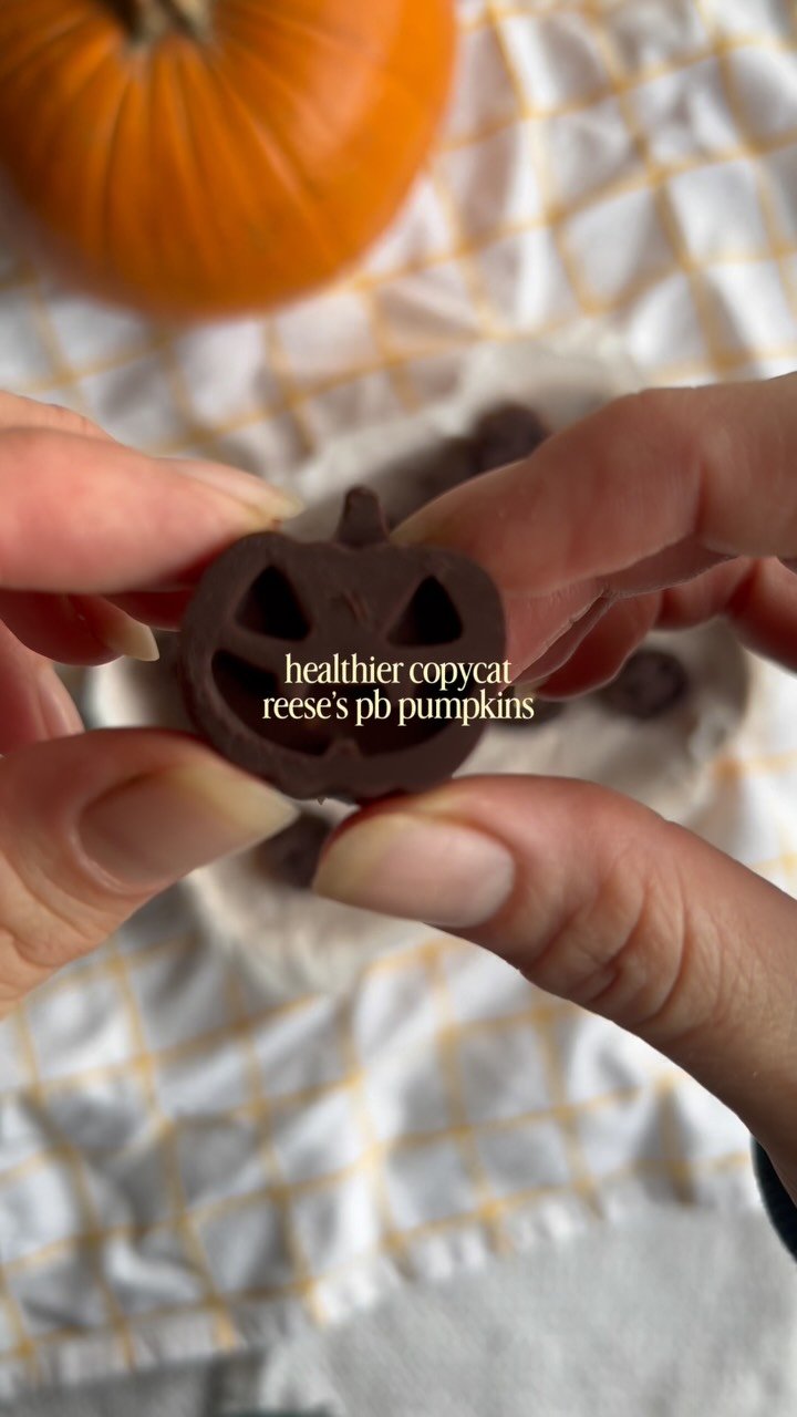 healthier & refined sugar free mini chocolate peanut butter pumpkins 🎃🥜🍫

comment “recipe” for the 🔗 to your dms! 

healthy halloween treats • healthier treats • chocolate peanut butter cups • halloween recipe