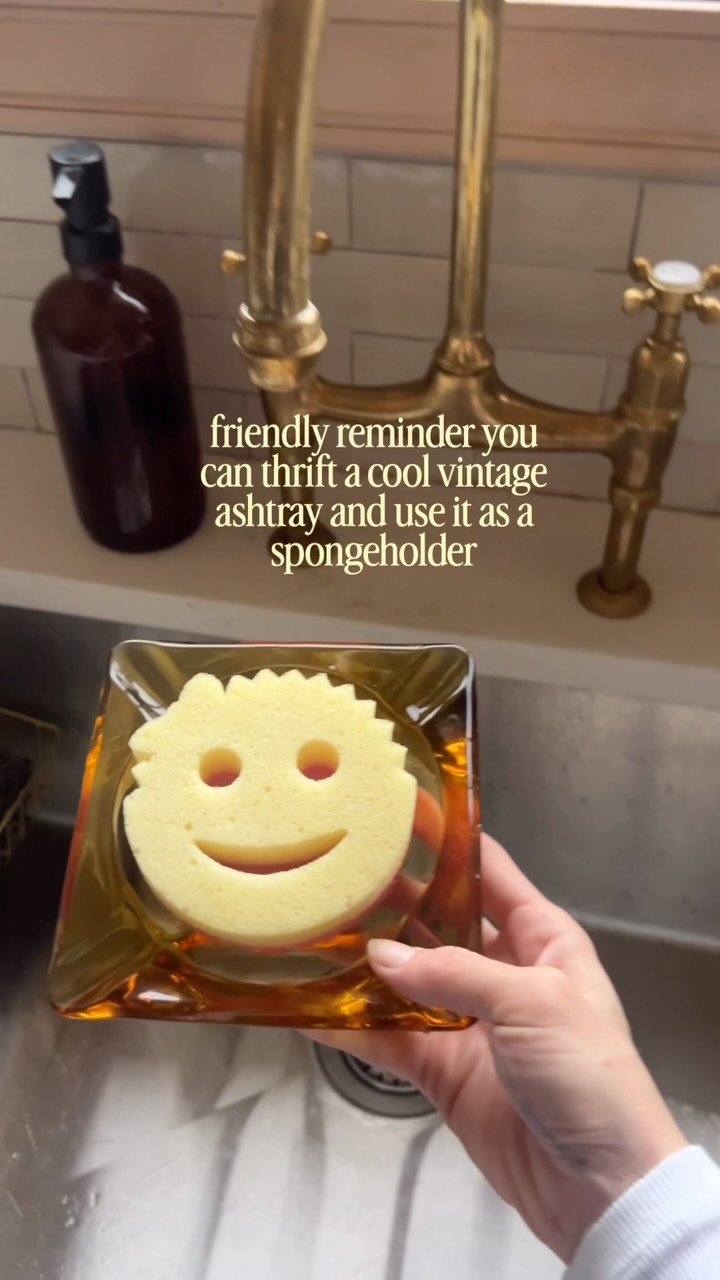 in case my last ashtray video was too upsetting, i love this use for it as well 🤌

vintage ashtray • amber glass ashtray • thrifted finds • thrifted • 70s ashtray • scrub mommy • sponge holder