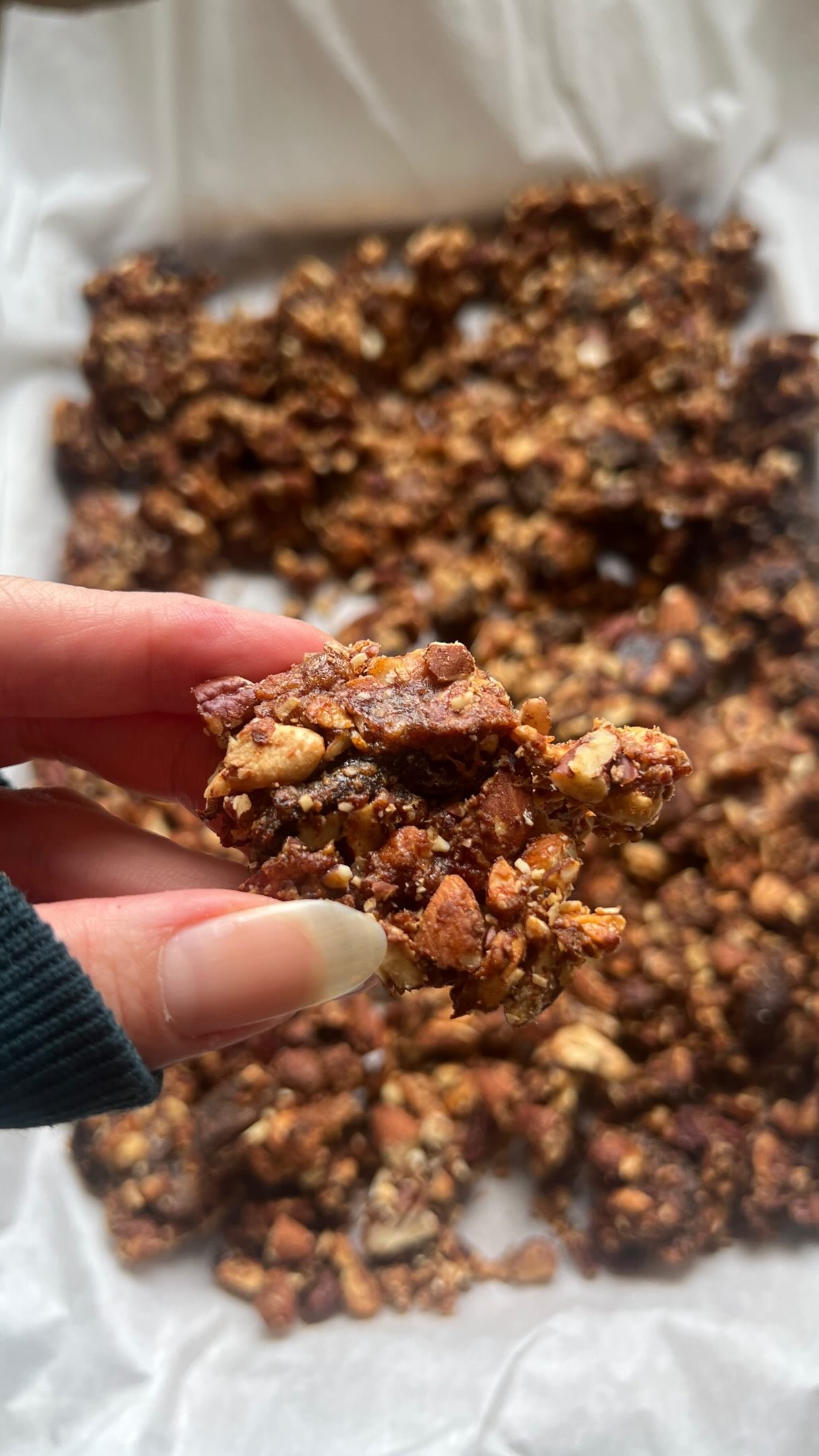 apricot almond butter granola that’s grain free and refined sugar free, the perfect addition to your morning yogurt bowl or afternoon snack ✌️ toddler approved (both the 1 + 3 year old agree😎) 

comment “recipe” below and i can send the full recipe and instructions your way 

follow @earth.to.rose for more 💗 healthy snacks and dinners

grain free recipes • grain free granola • homemade granola • healthy snacks • toddler approved